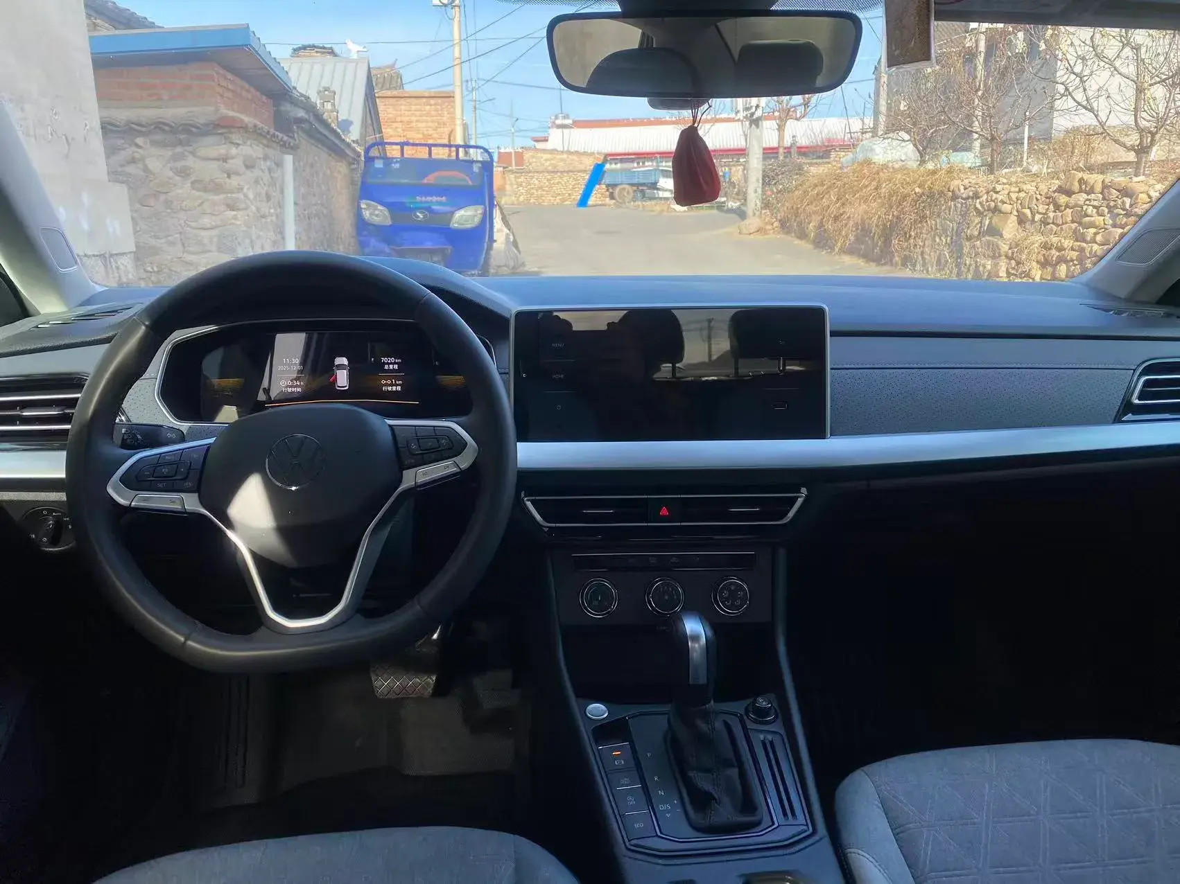 2024 VOLKSWAGEN LAVIDA thumbnail 3