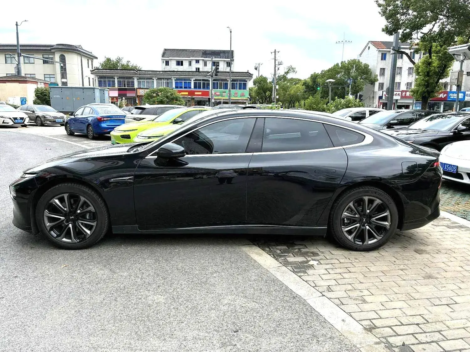 2022 XPENG P7 thumbnail 3