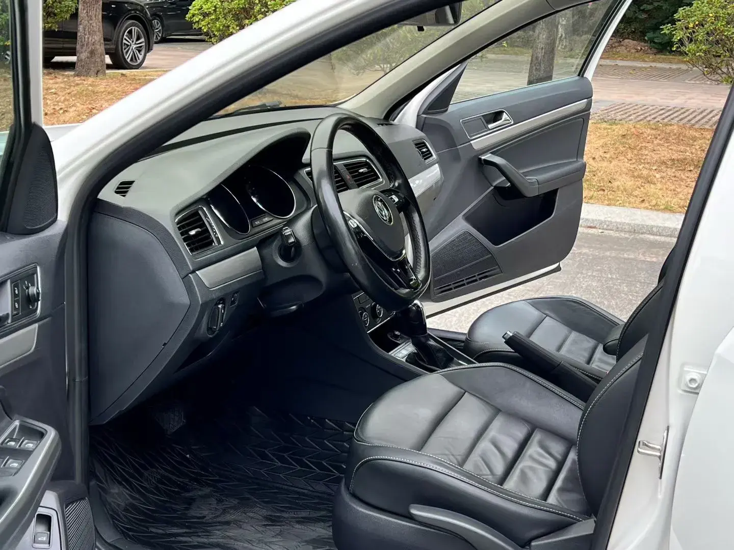 2017 VOLKSWAGEN LAVIDA thumbnail 4