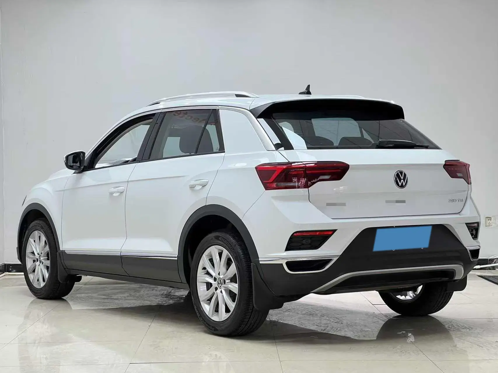 2021 VOLKSWAGEN T-ROC thumbnail 4