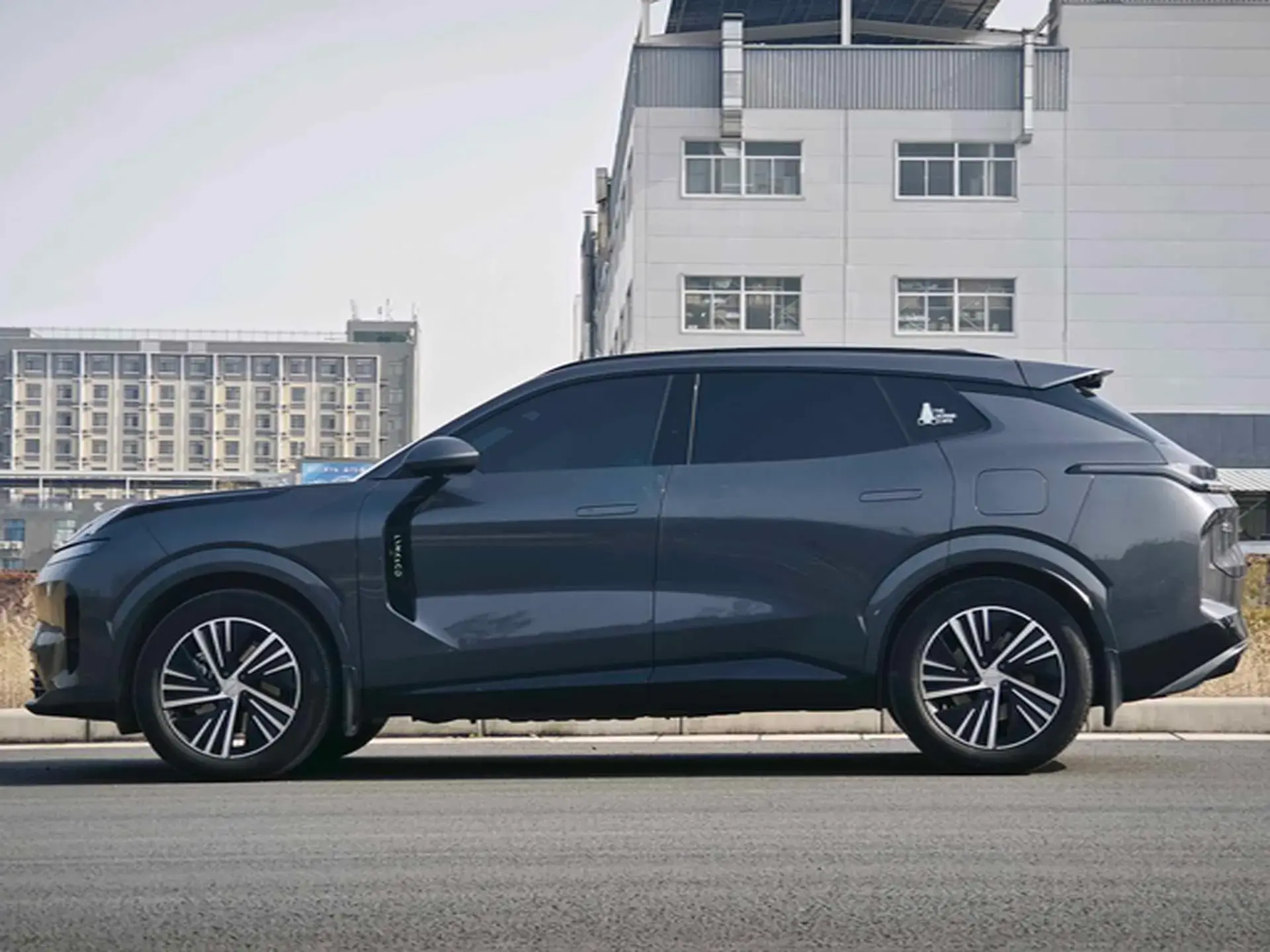 2023 LYNK&CO 08 thumbnail 4