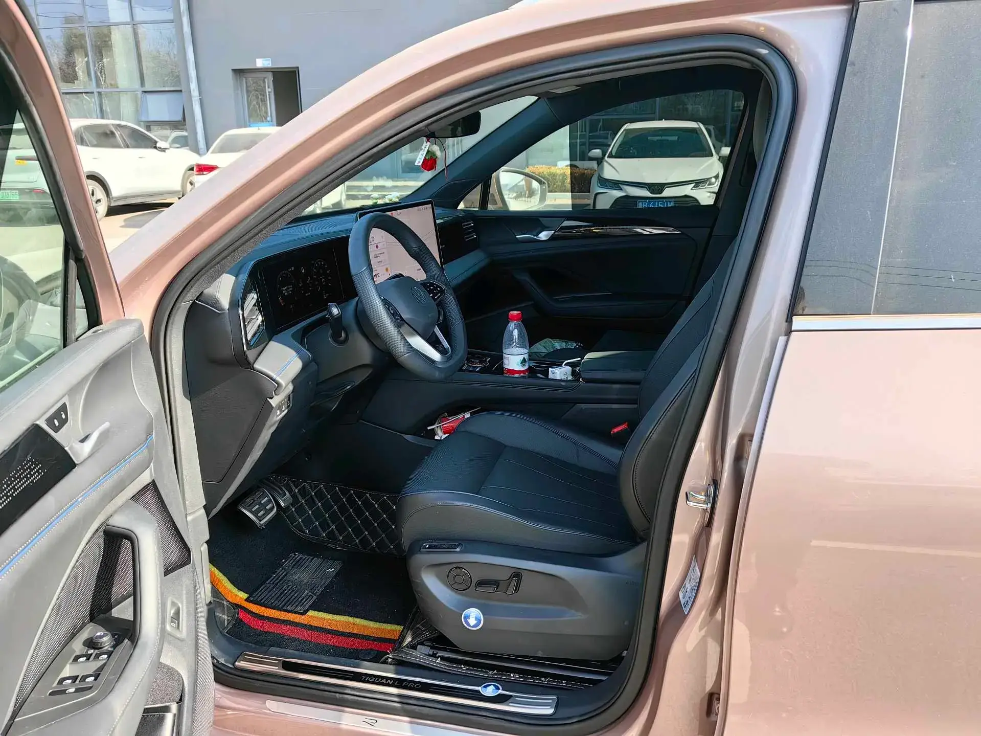 2024 VOLKSWAGEN TIGUAN thumbnail 2