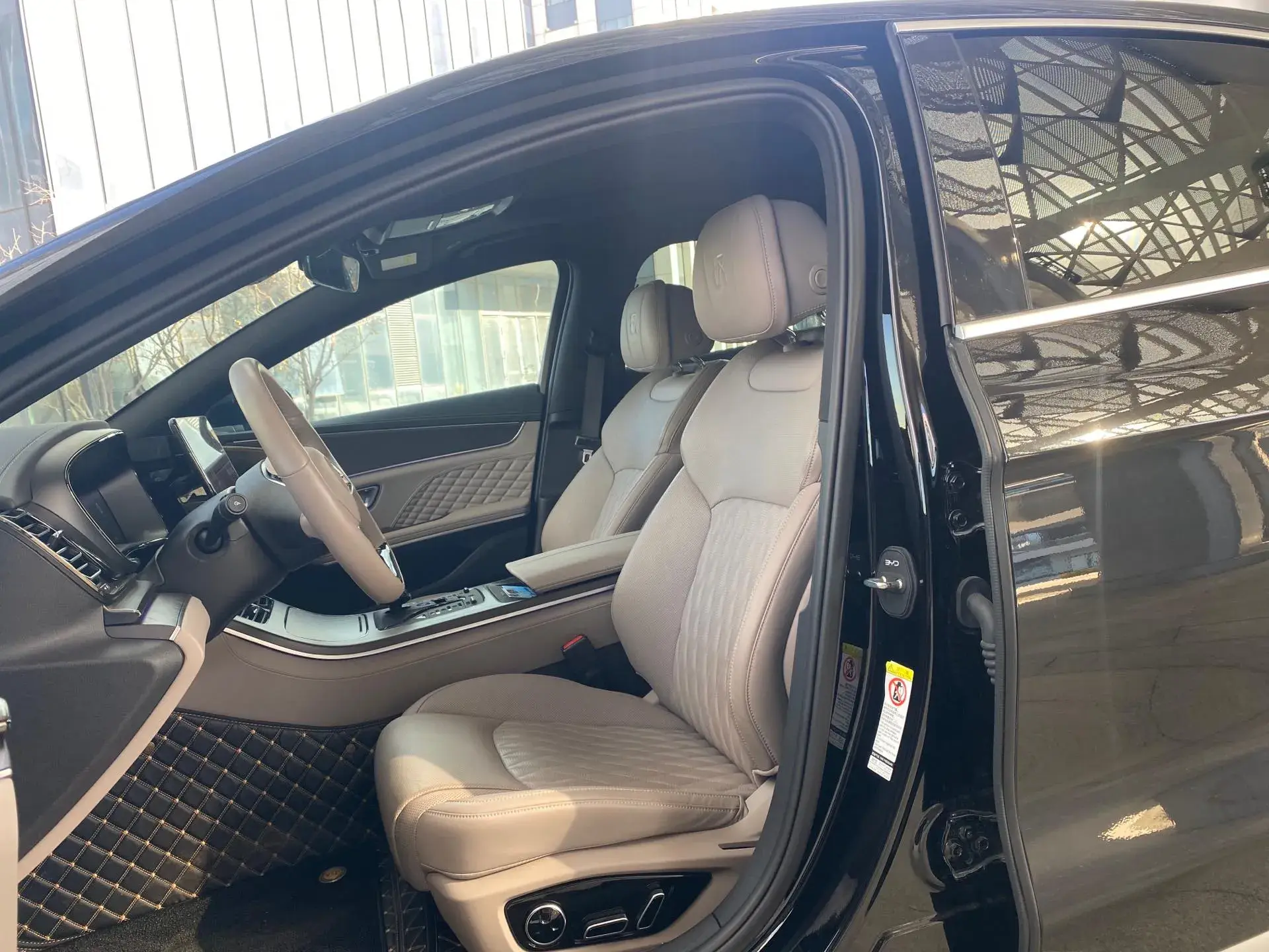 2024 BYD HAN thumbnail 4