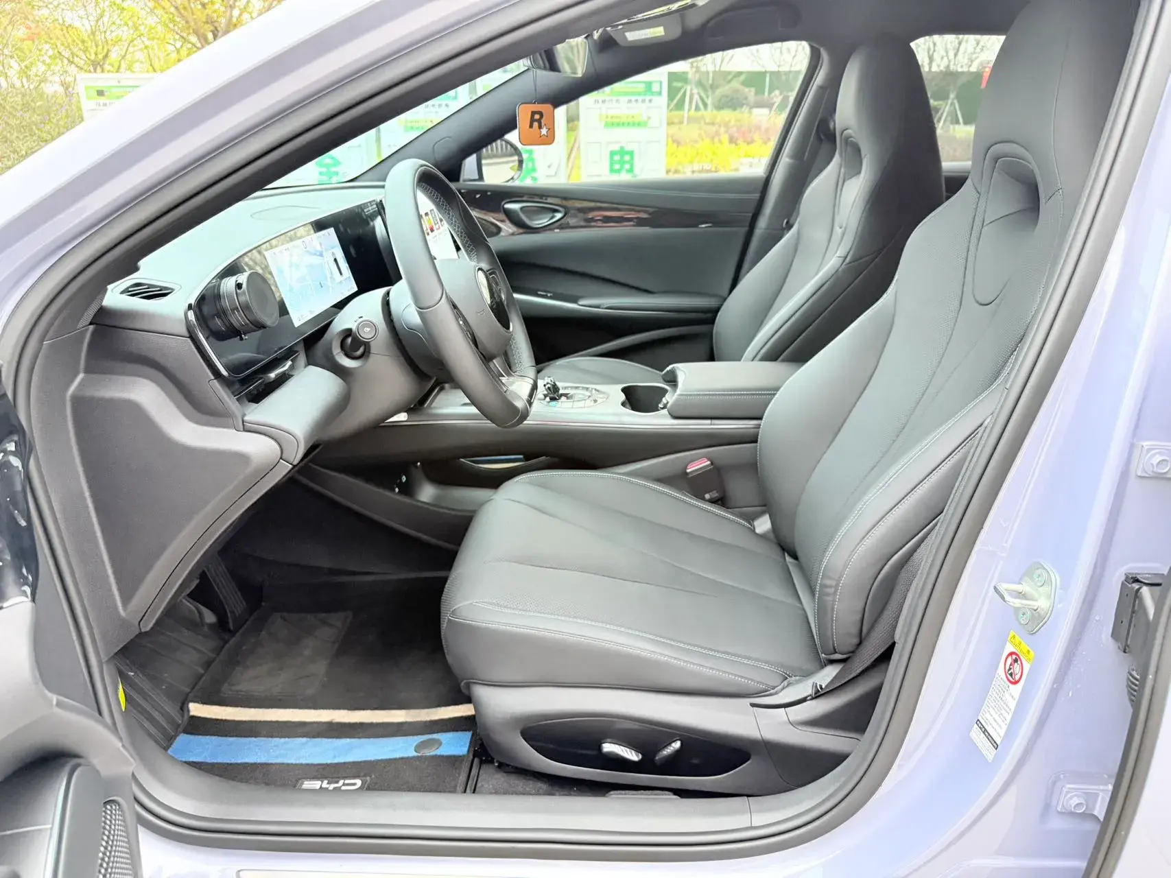 2025 BYD SEAL thumbnail 4