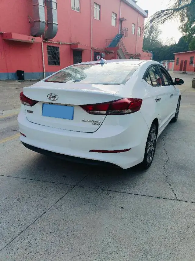 2016 HYUNDAI ELANTRA thumbnail 4