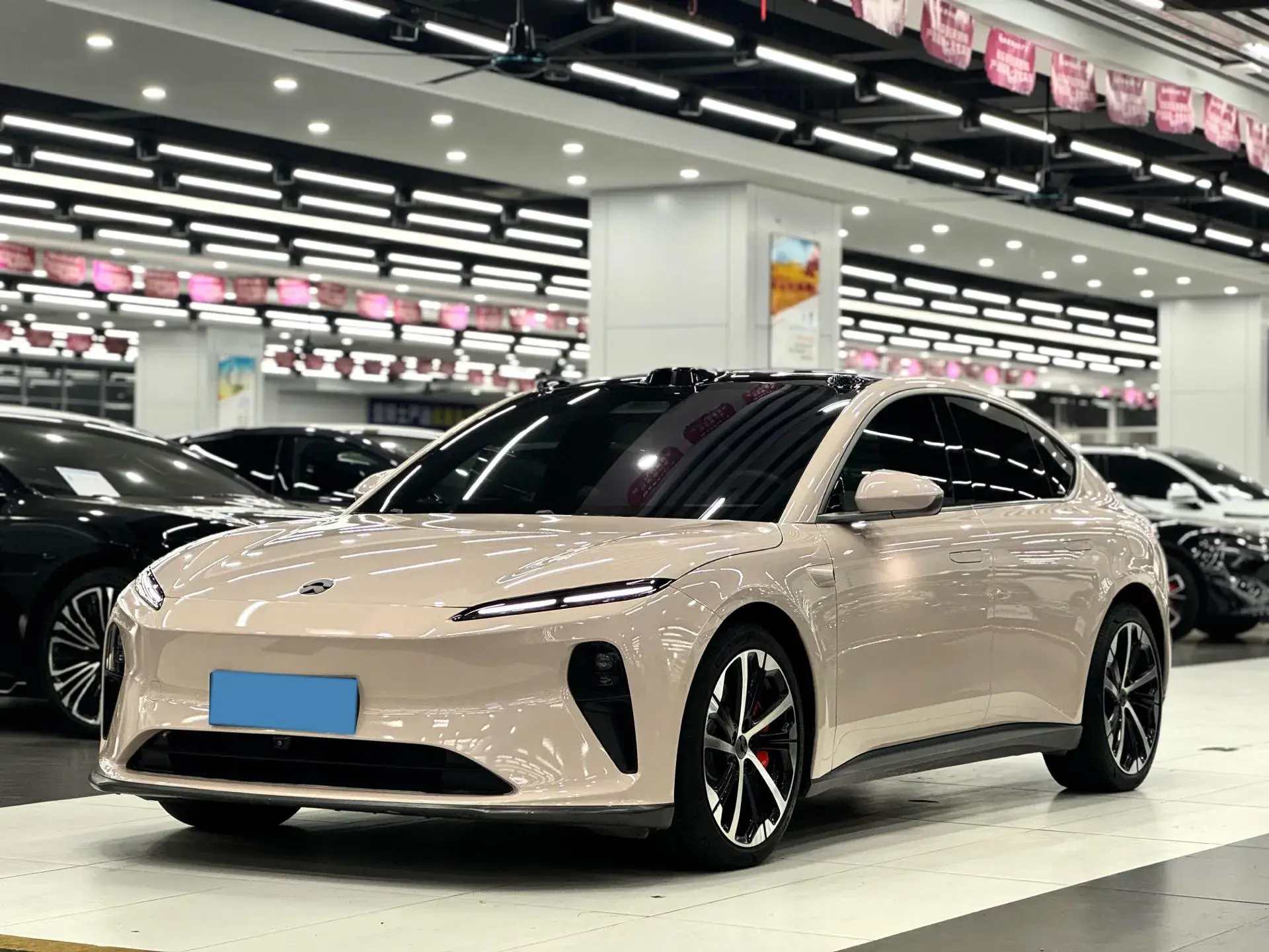 2022 NIO ET5 view 1