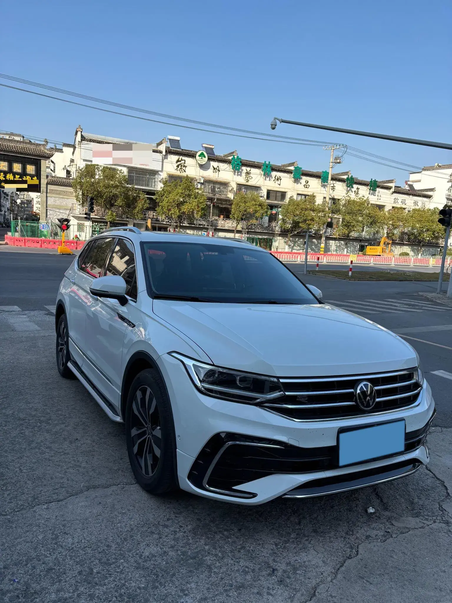 2024 VOLKSWAGEN TIGUAN thumbnail 3