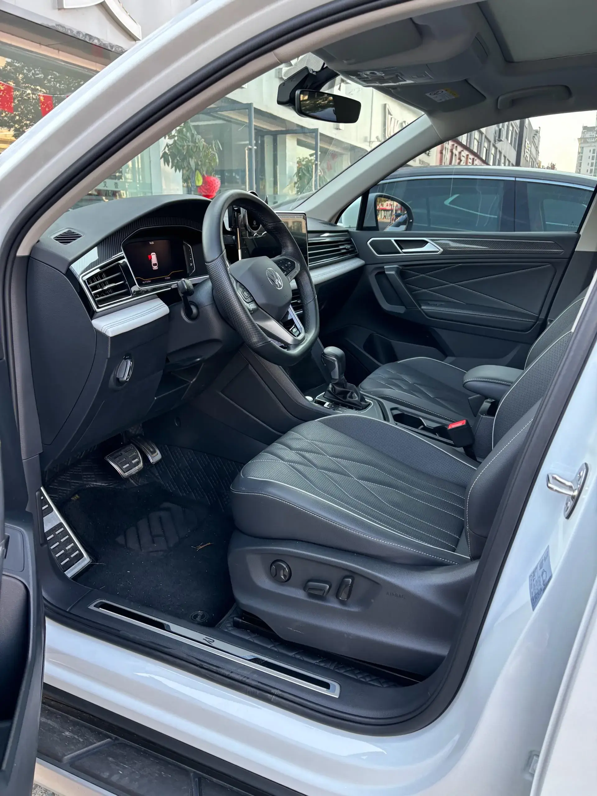 2024 VOLKSWAGEN TIGUAN thumbnail 4