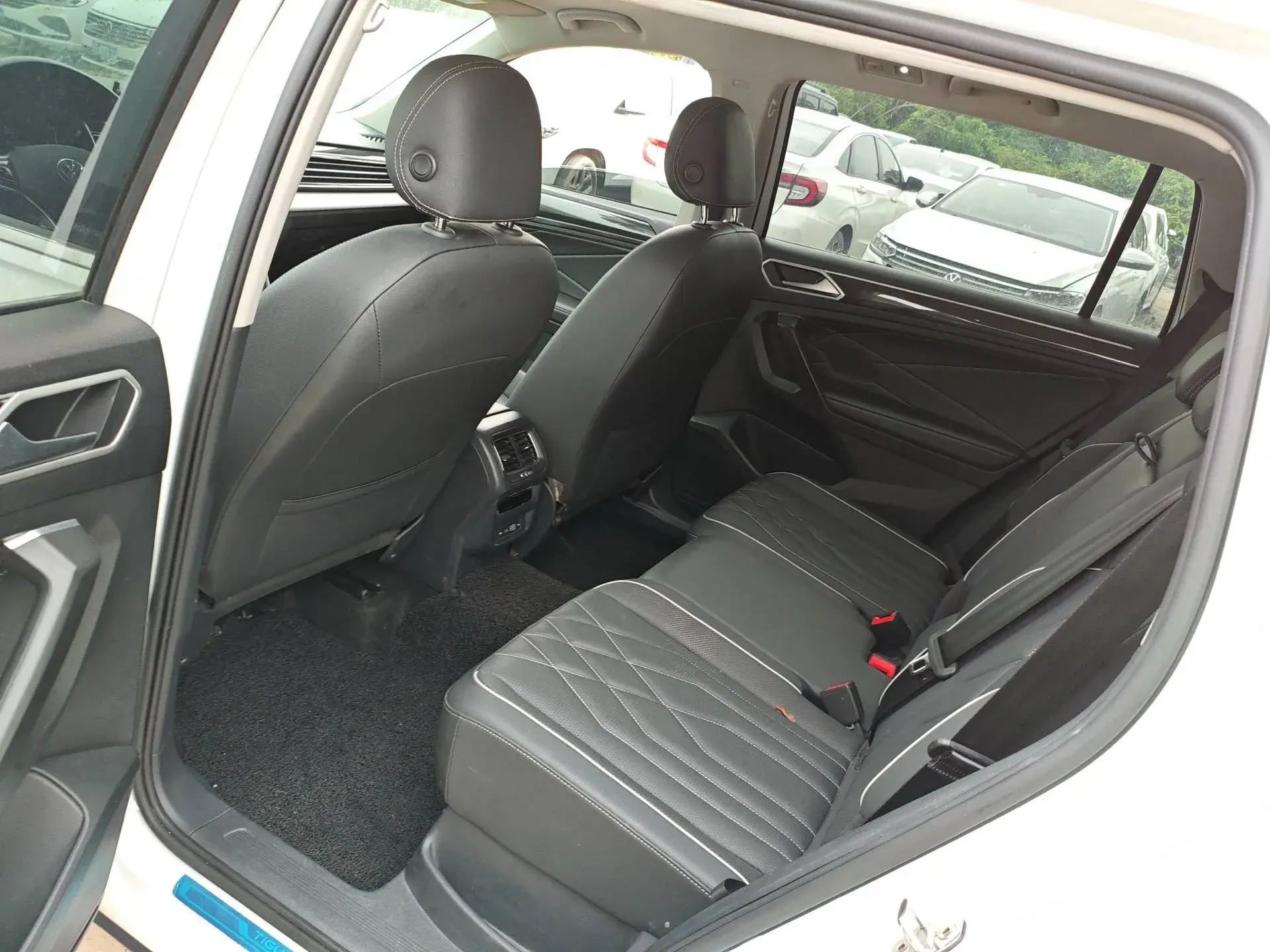 2023 VOLKSWAGEN TIGUAN thumbnail 4