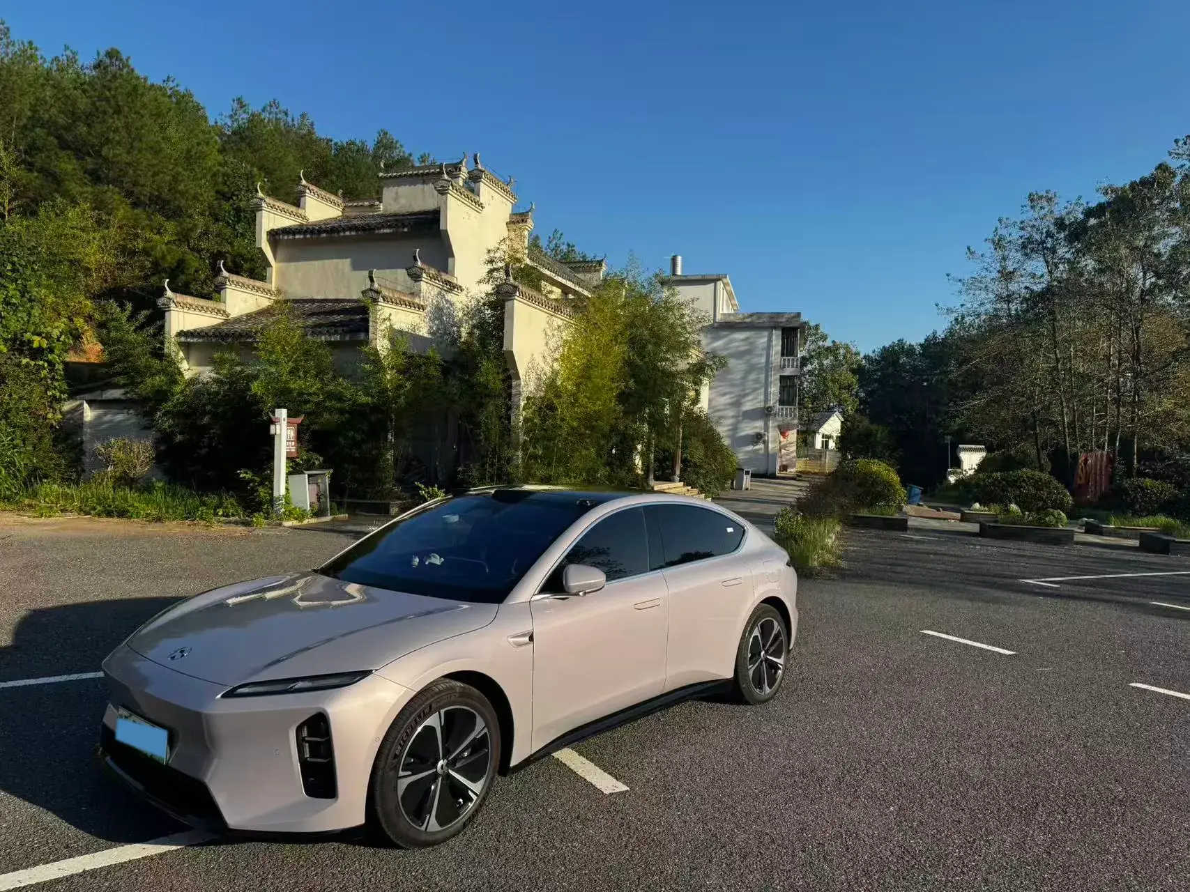 2025 NIO ET5 view 1