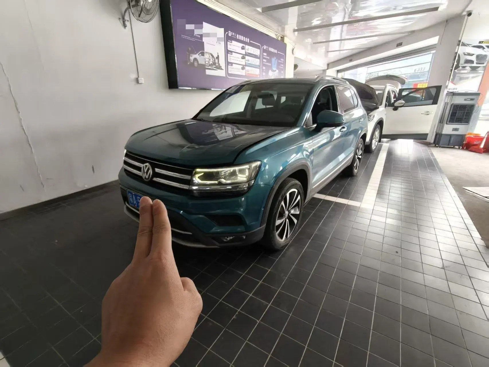 2020 VOLKSWAGEN THARU view 1