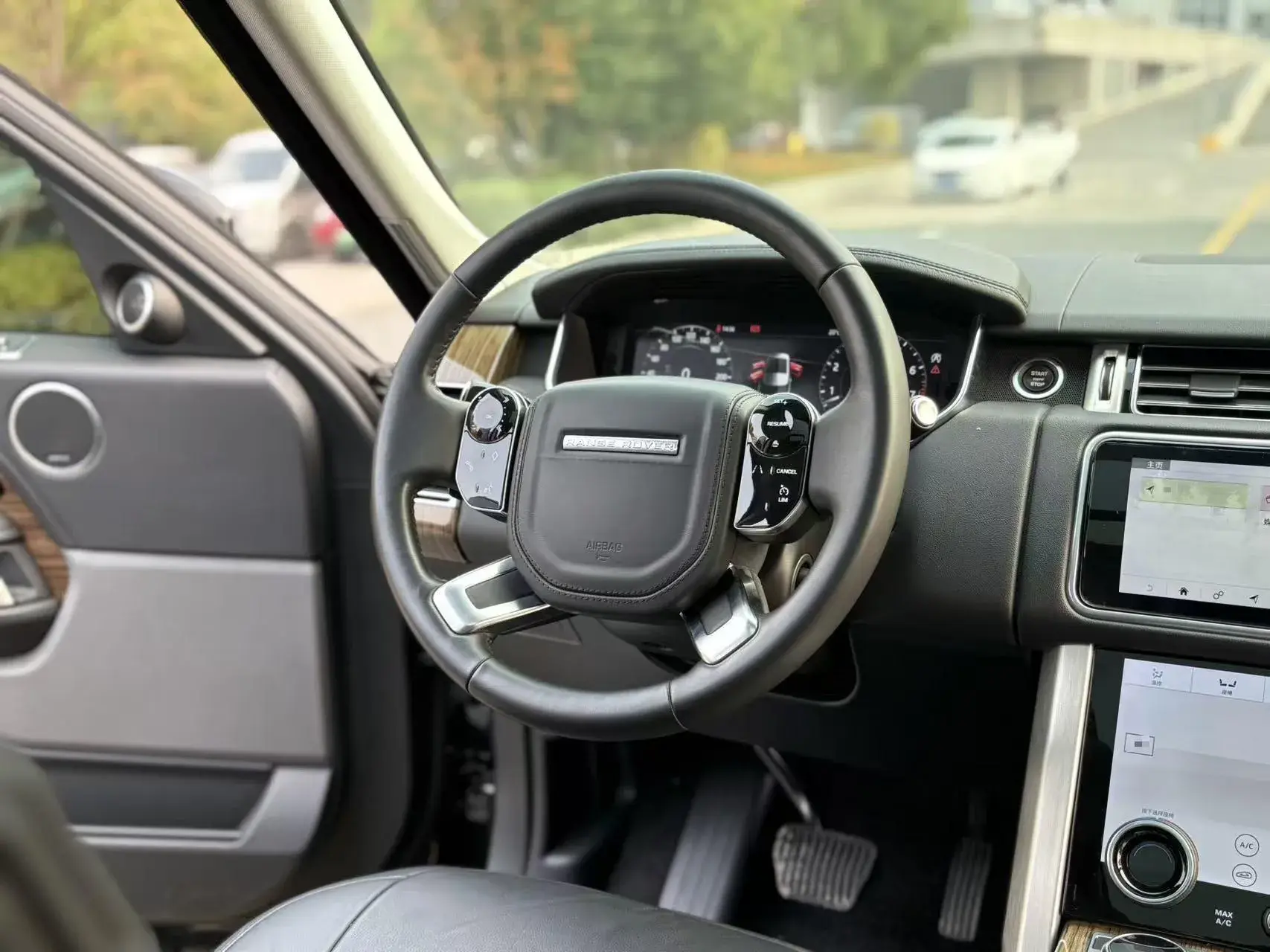 2019 LAND ROVER thumbnail 4