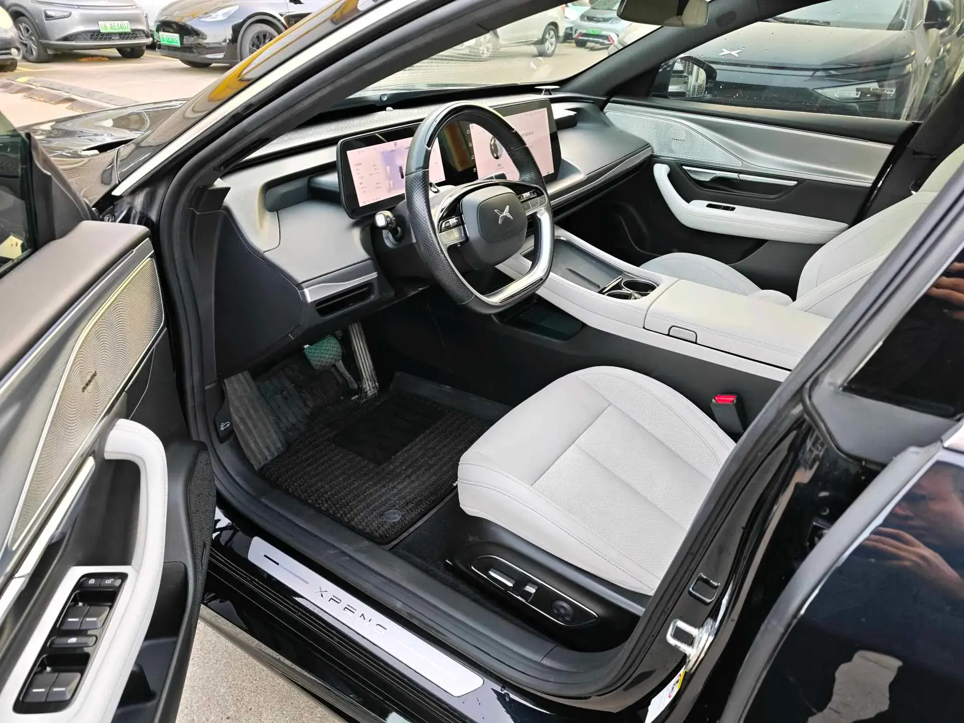 2023 XPENG P7 thumbnail 3