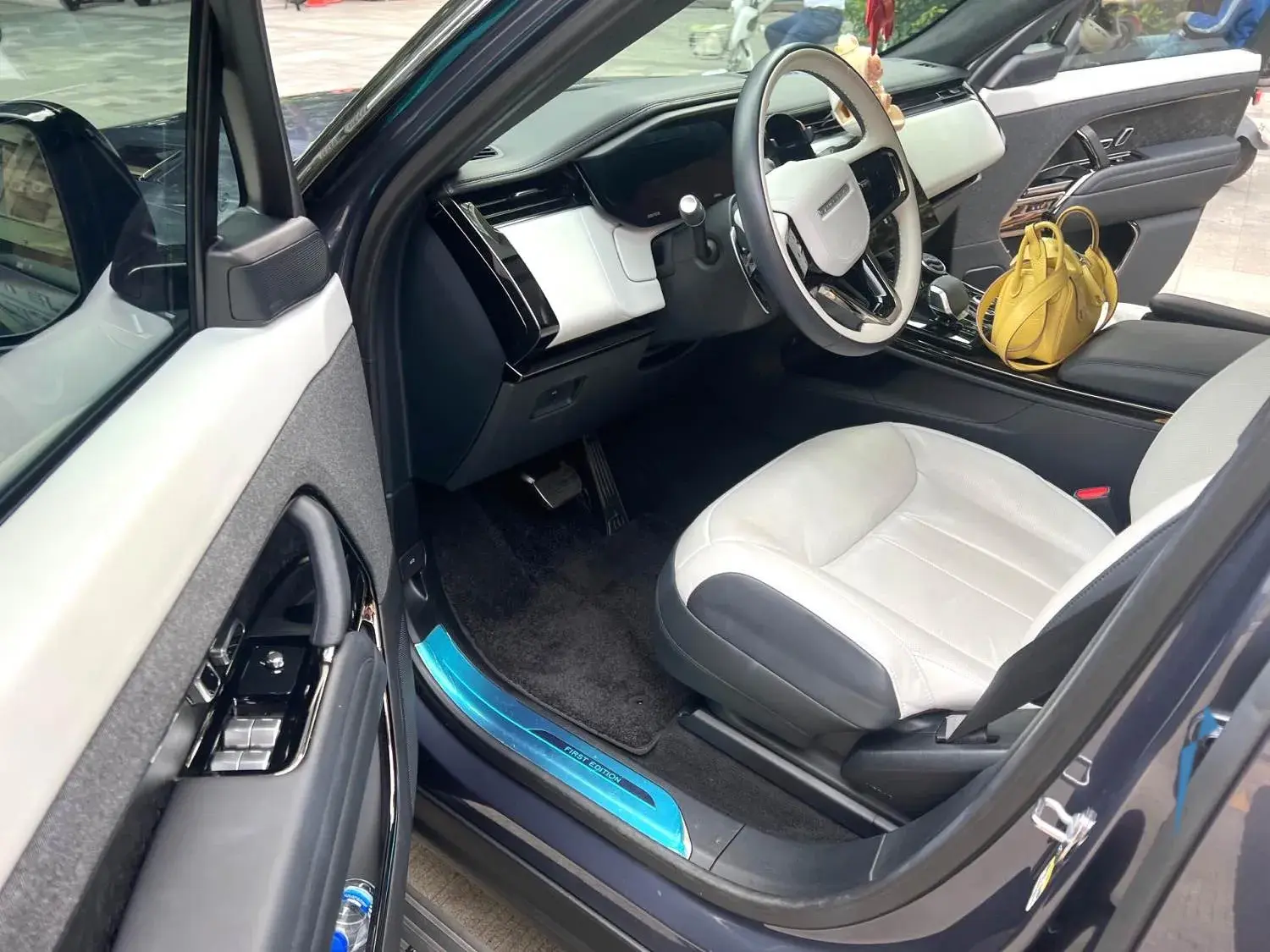 2023 LAND ROVER thumbnail 3