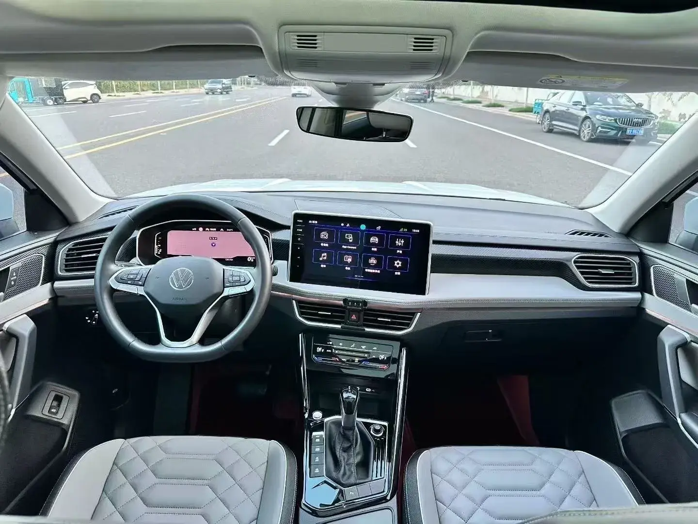 2023 VOLKSWAGEN TAYRON thumbnail 4