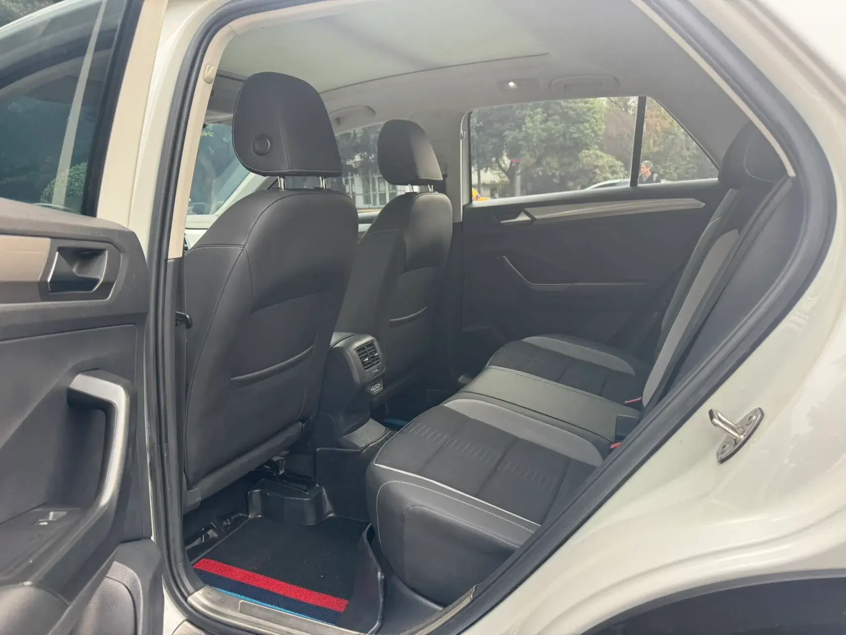 2020 VOLKSWAGEN T-ROC thumbnail 2