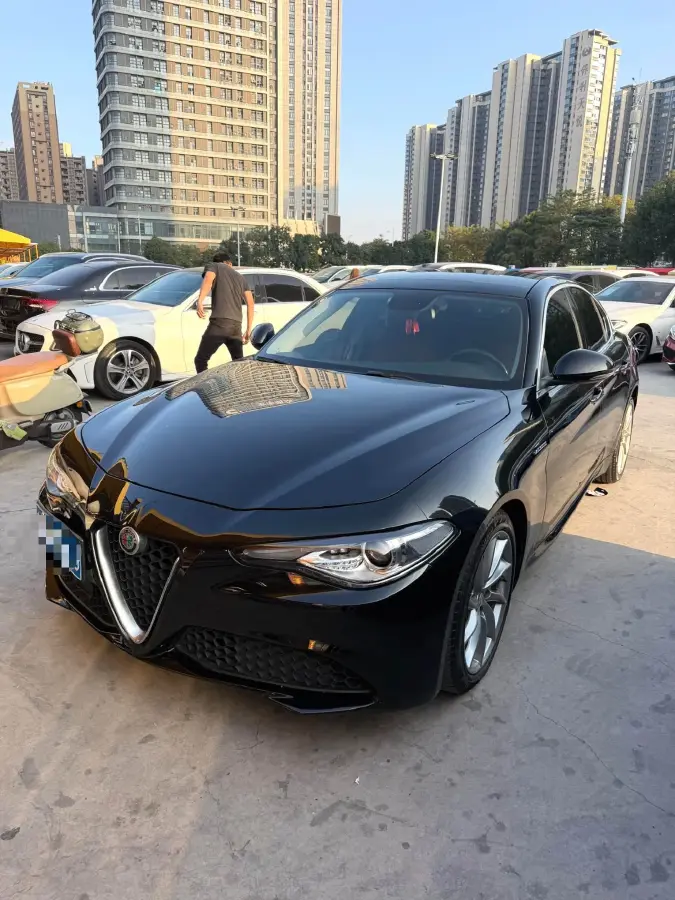 2017 Alfa Romeo Giulia 2.0T 200HP L4 8AT