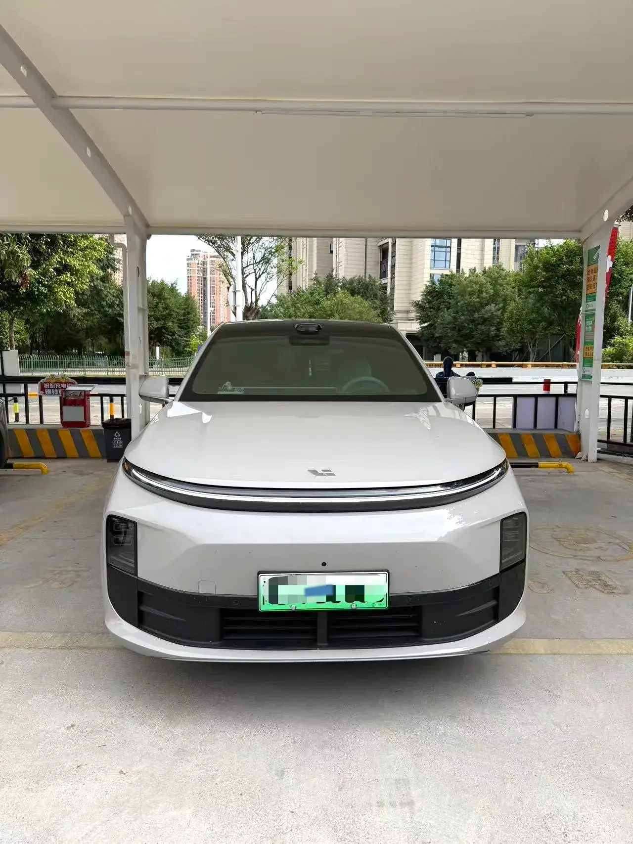 2025 LI L6 thumbnail 2