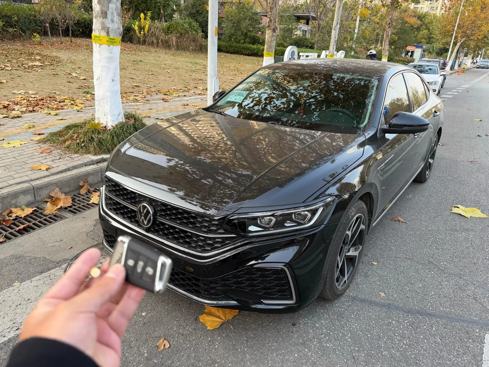 2024 VOLKSWAGEN PASSAT view 1