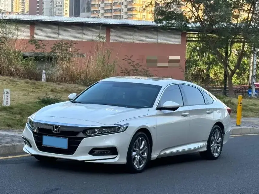 2018 HONDA ACCORD view 1