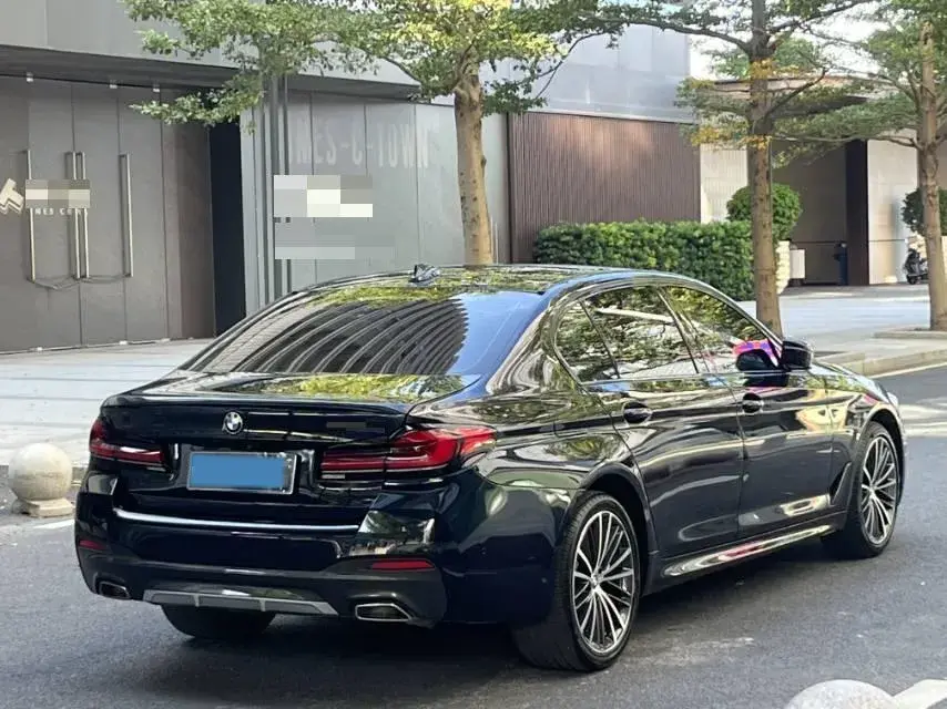 2023 BMW 5 thumbnail 4