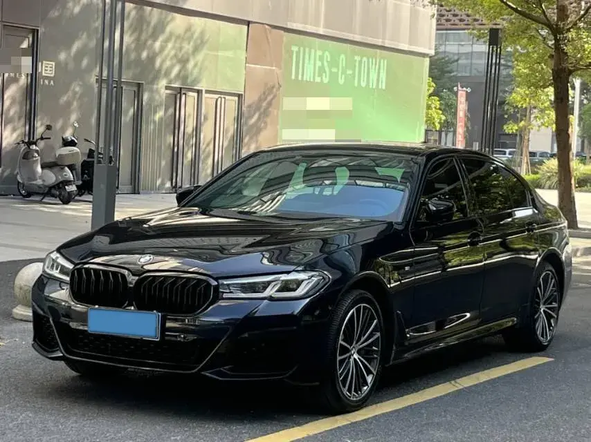 2023 BMW 5 view 1