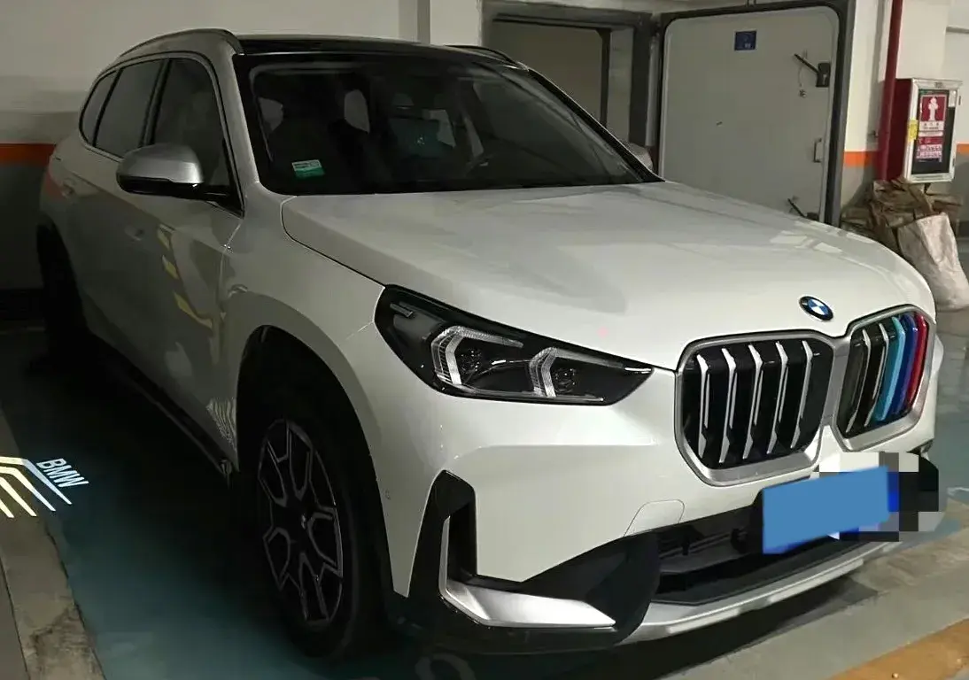 2024 BMW X1 thumbnail 2