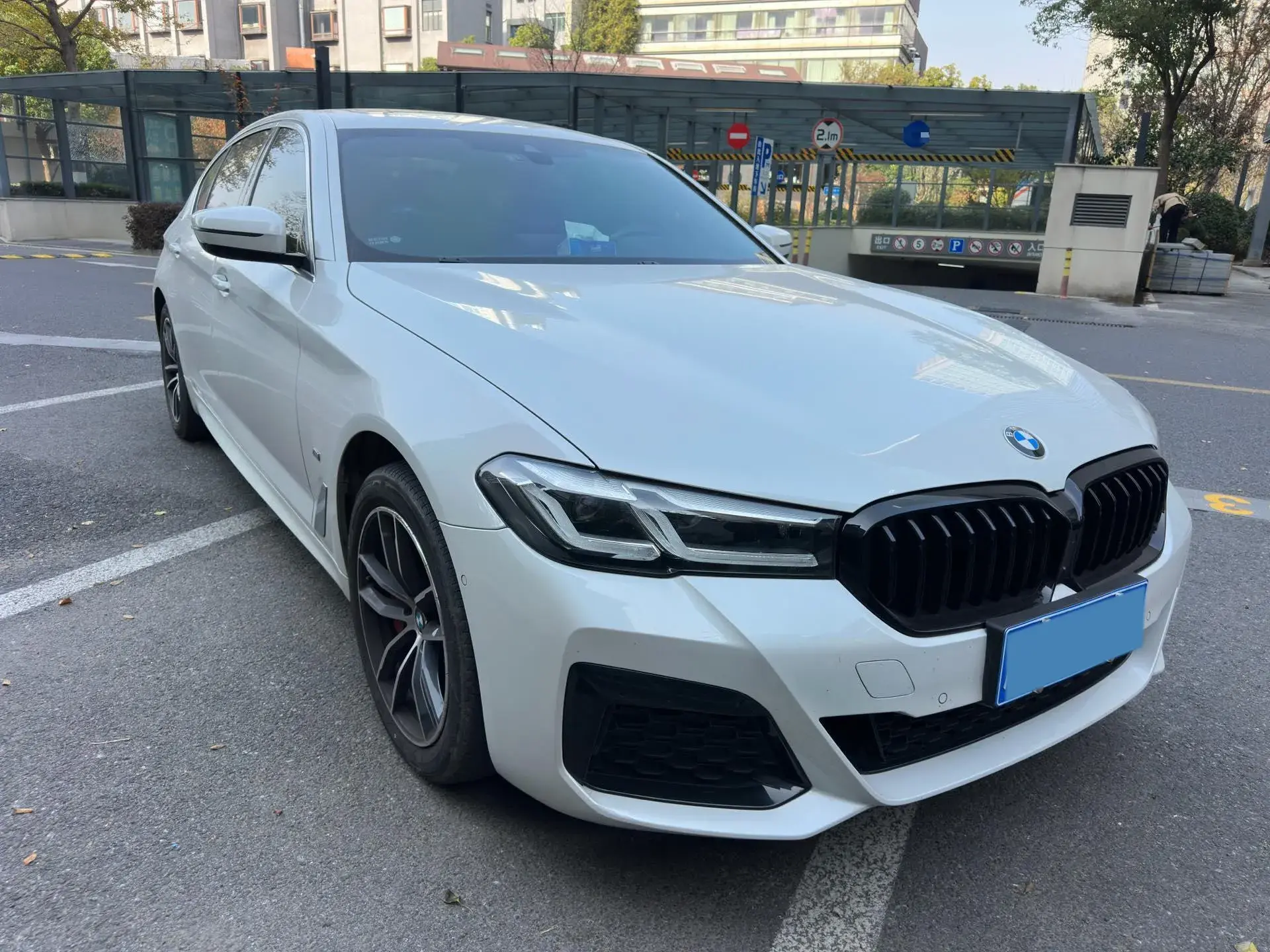 2021 BMW 5 thumbnail 2
