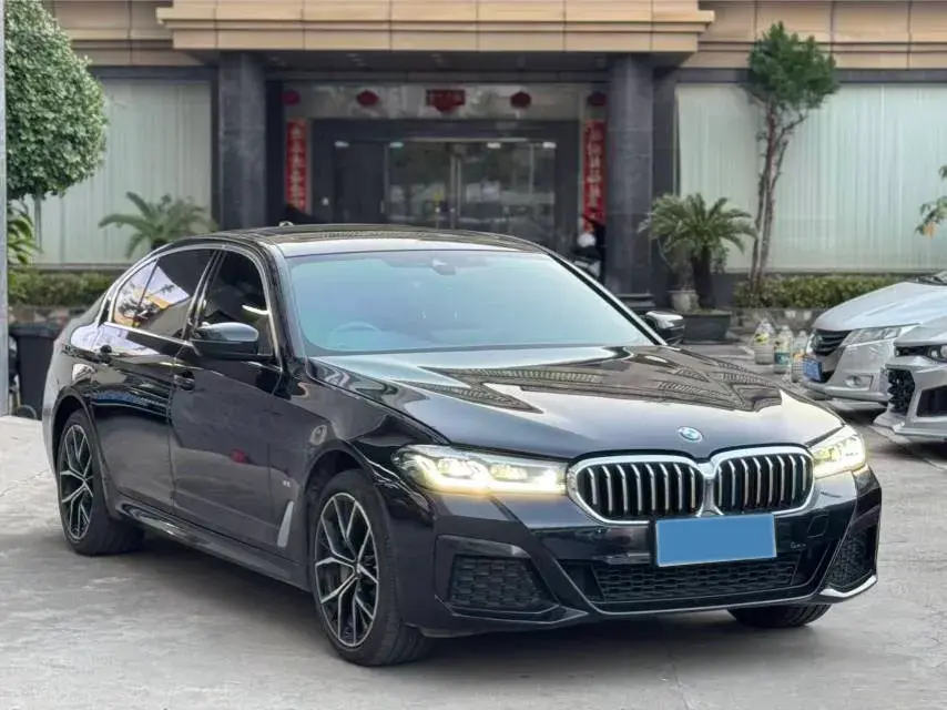 2022 BMW 5 thumbnail 3