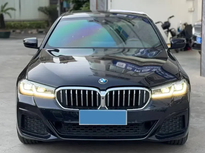 2022 BMW 5 thumbnail 2