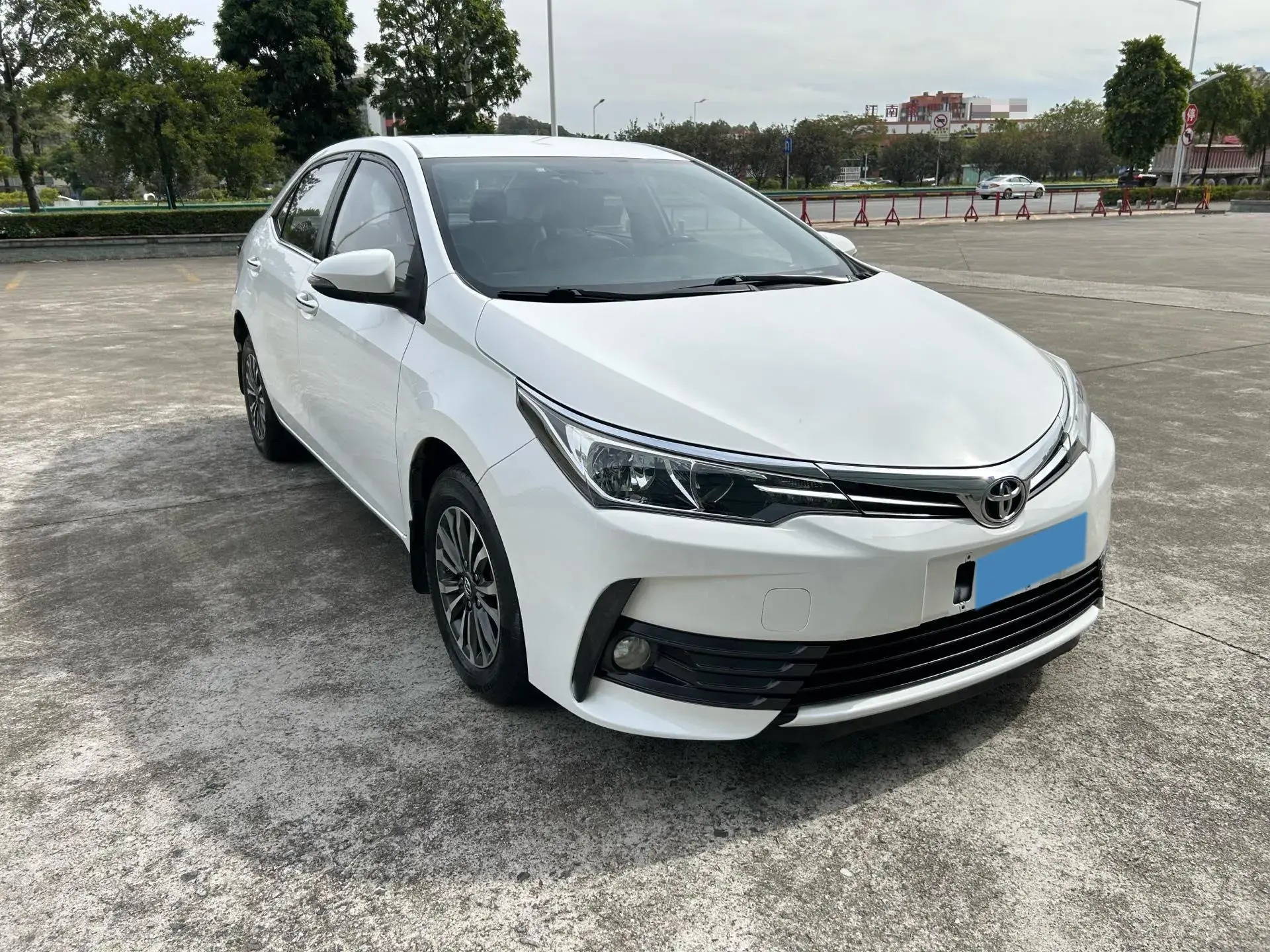 2017 TOYOTA COROLLA thumbnail 3