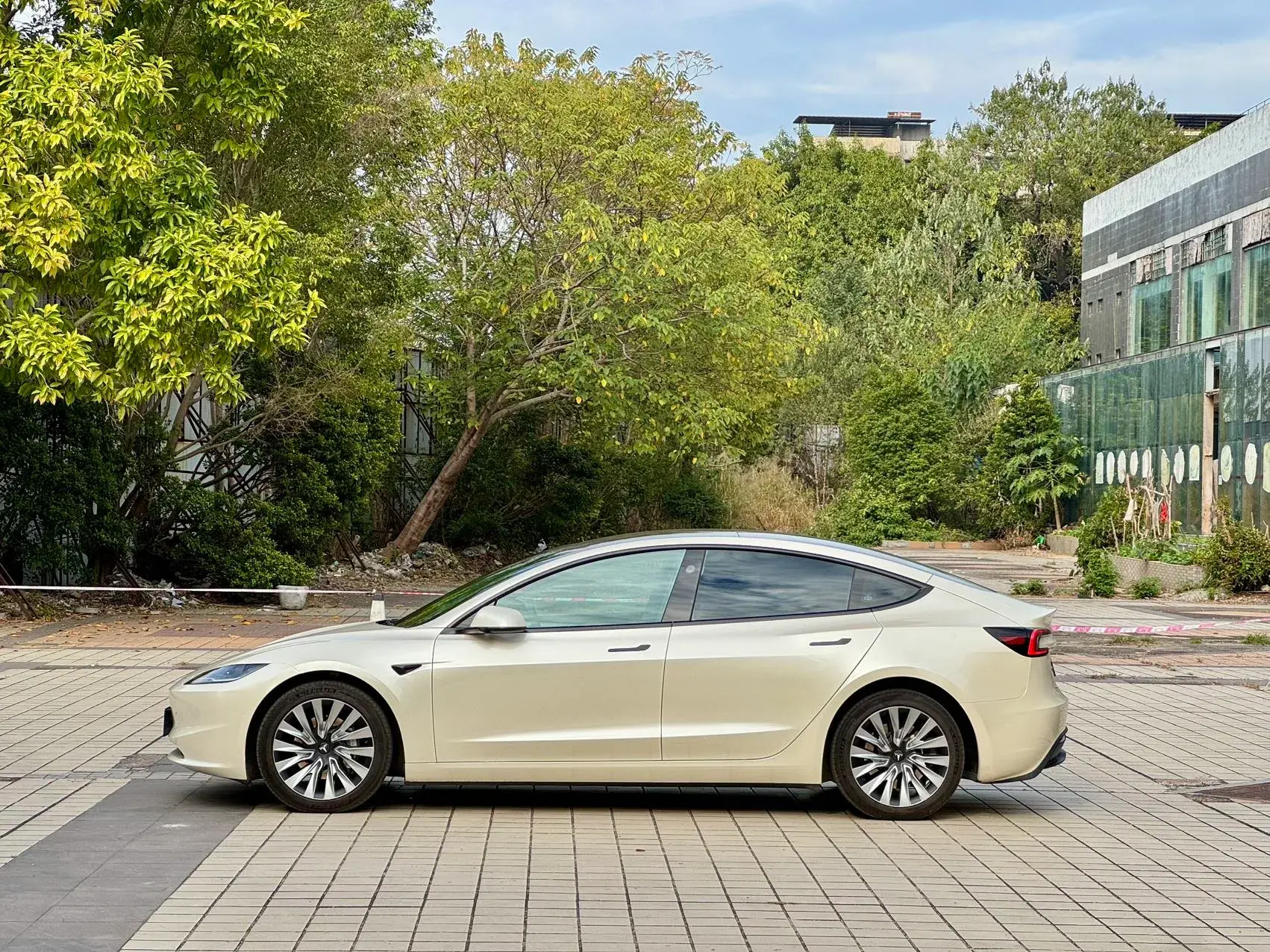 2023 TESLA MODEL thumbnail 3