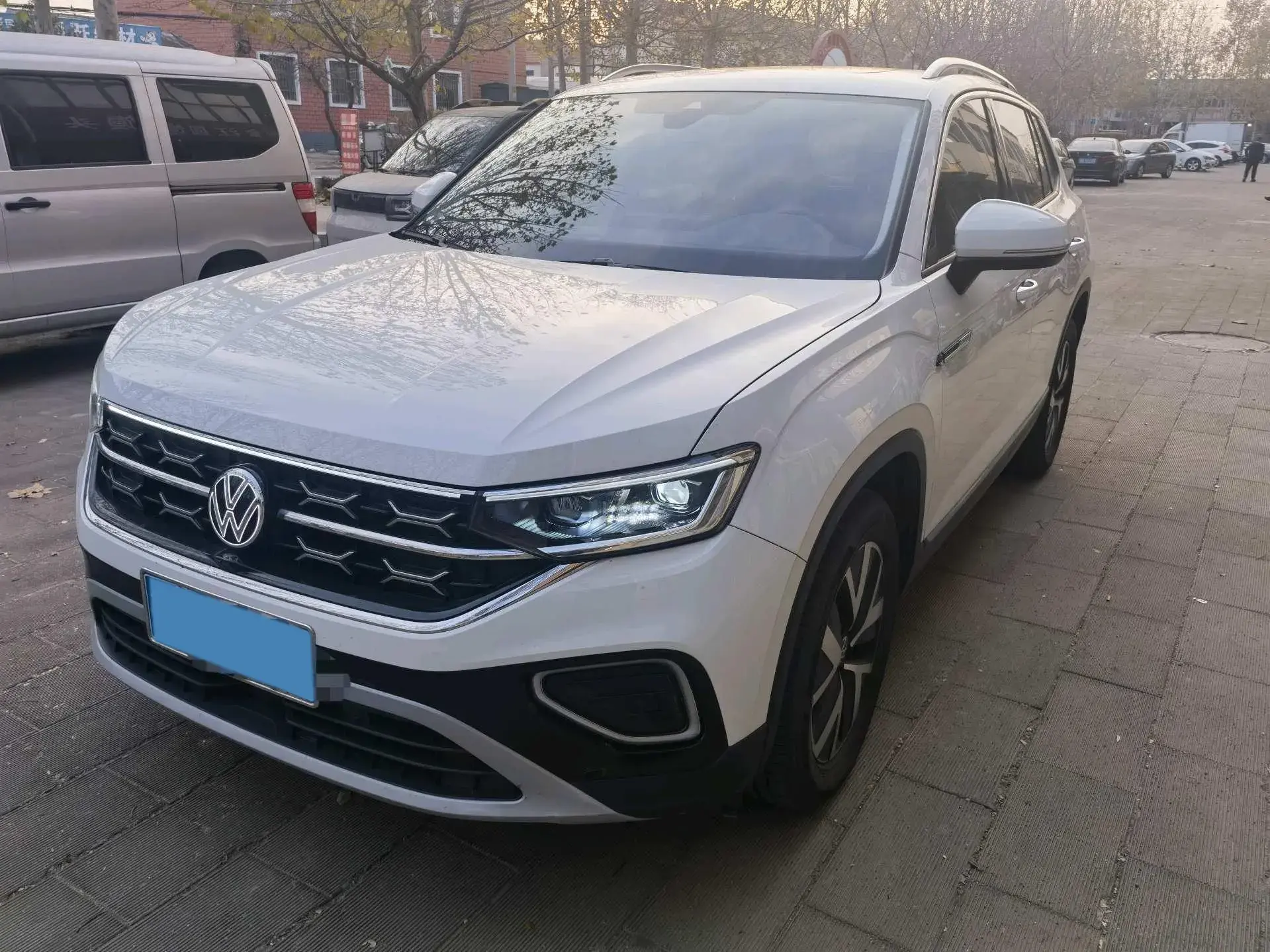 2023 VOLKSWAGEN TAYRON view 1