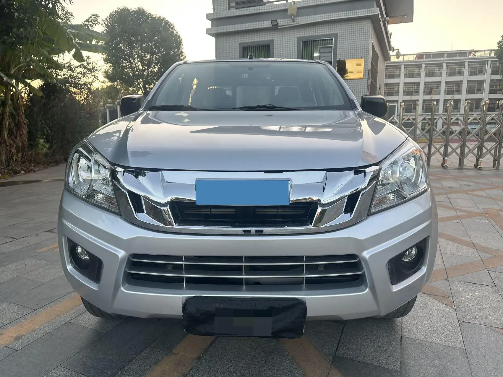 2022 ISUZU RE-MAX thumbnail 3