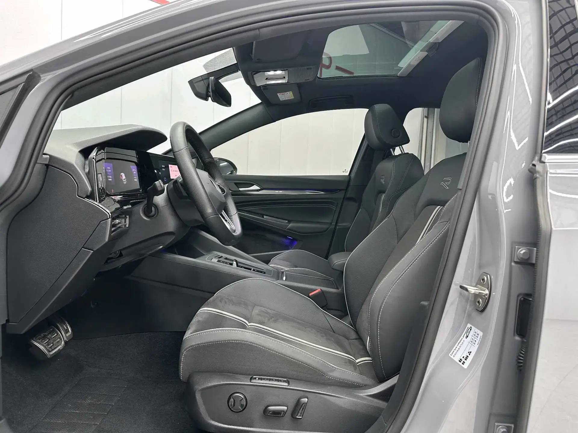 2021 VOLKSWAGEN GOLF thumbnail 4