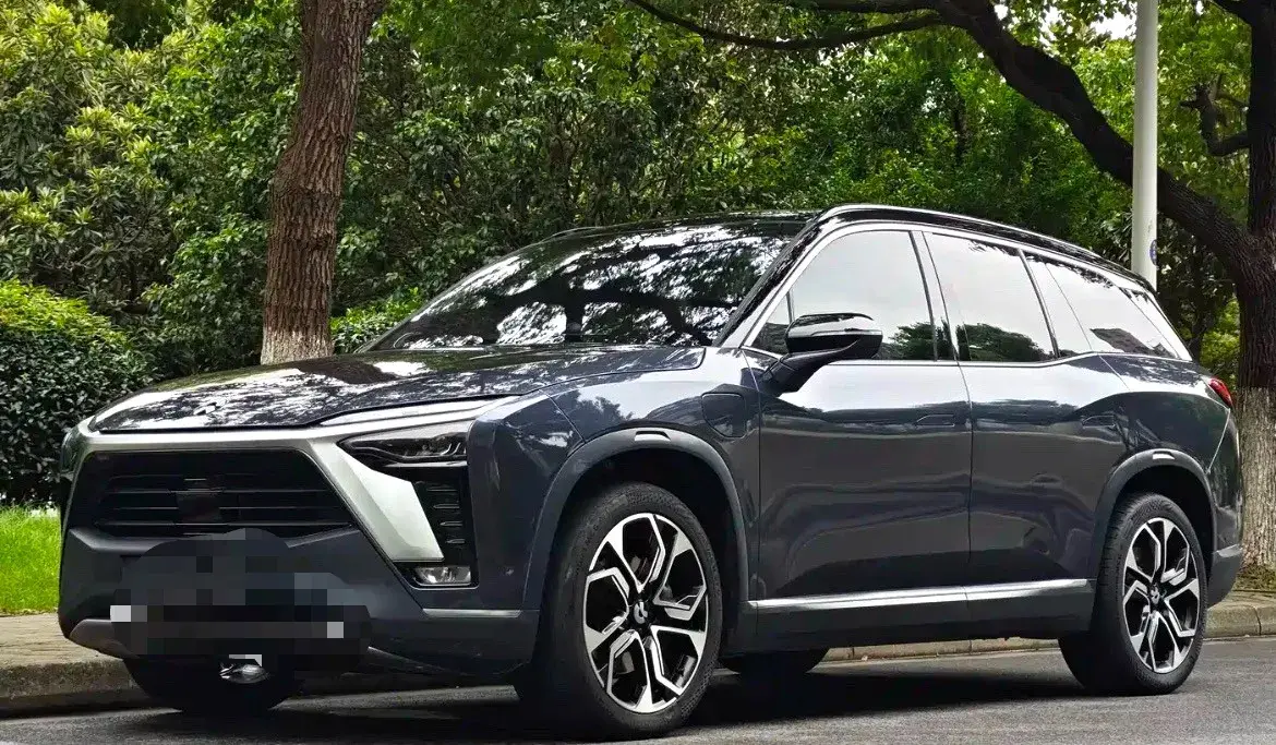 2020 NIO ES8 view 1