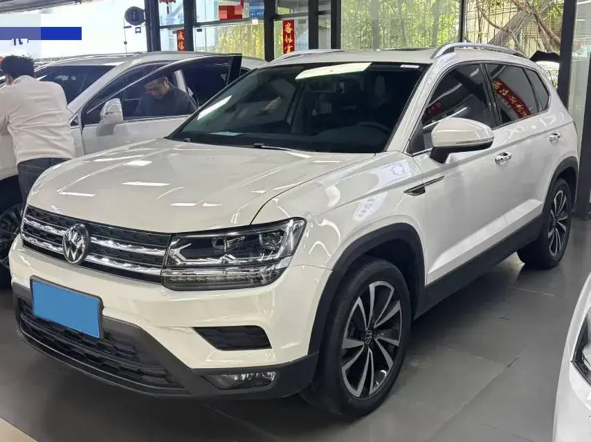 2021 VOLKSWAGEN THARU view 1