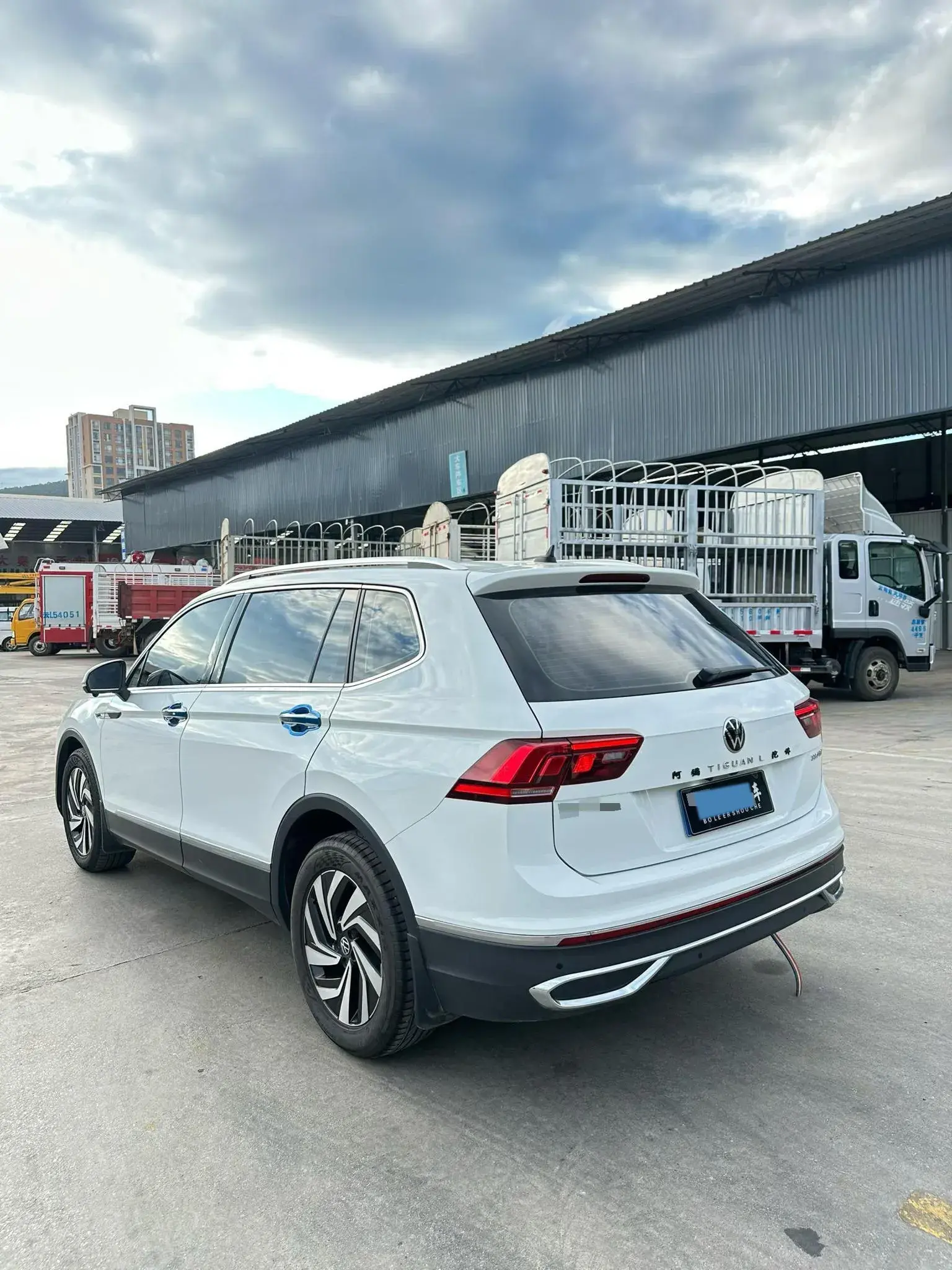 2023 VOLKSWAGEN TIGUAN thumbnail 4