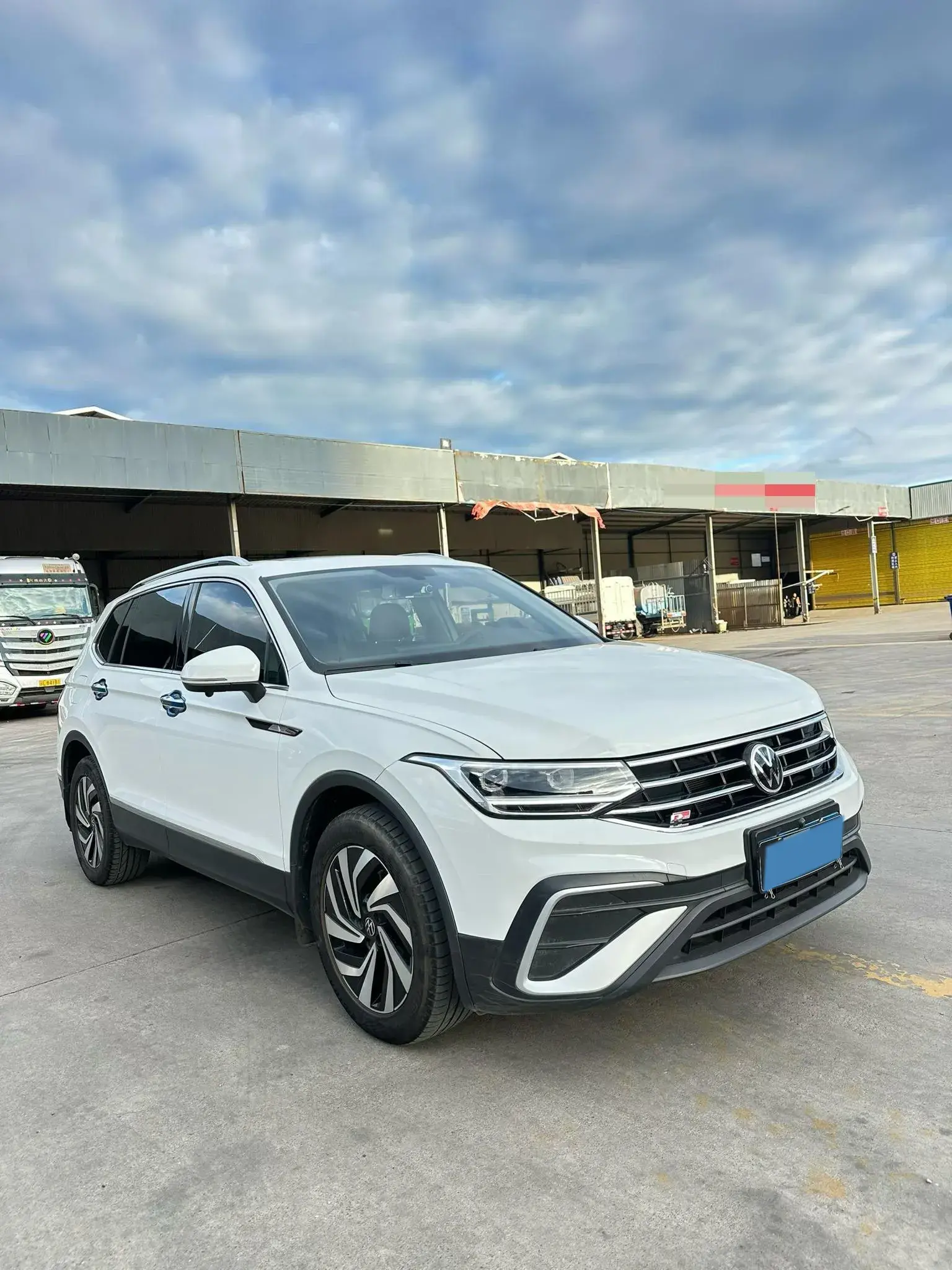 2023 VOLKSWAGEN TIGUAN thumbnail 3