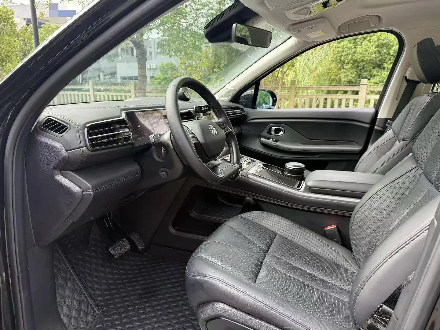 2018 NIO ES8 thumbnail 4