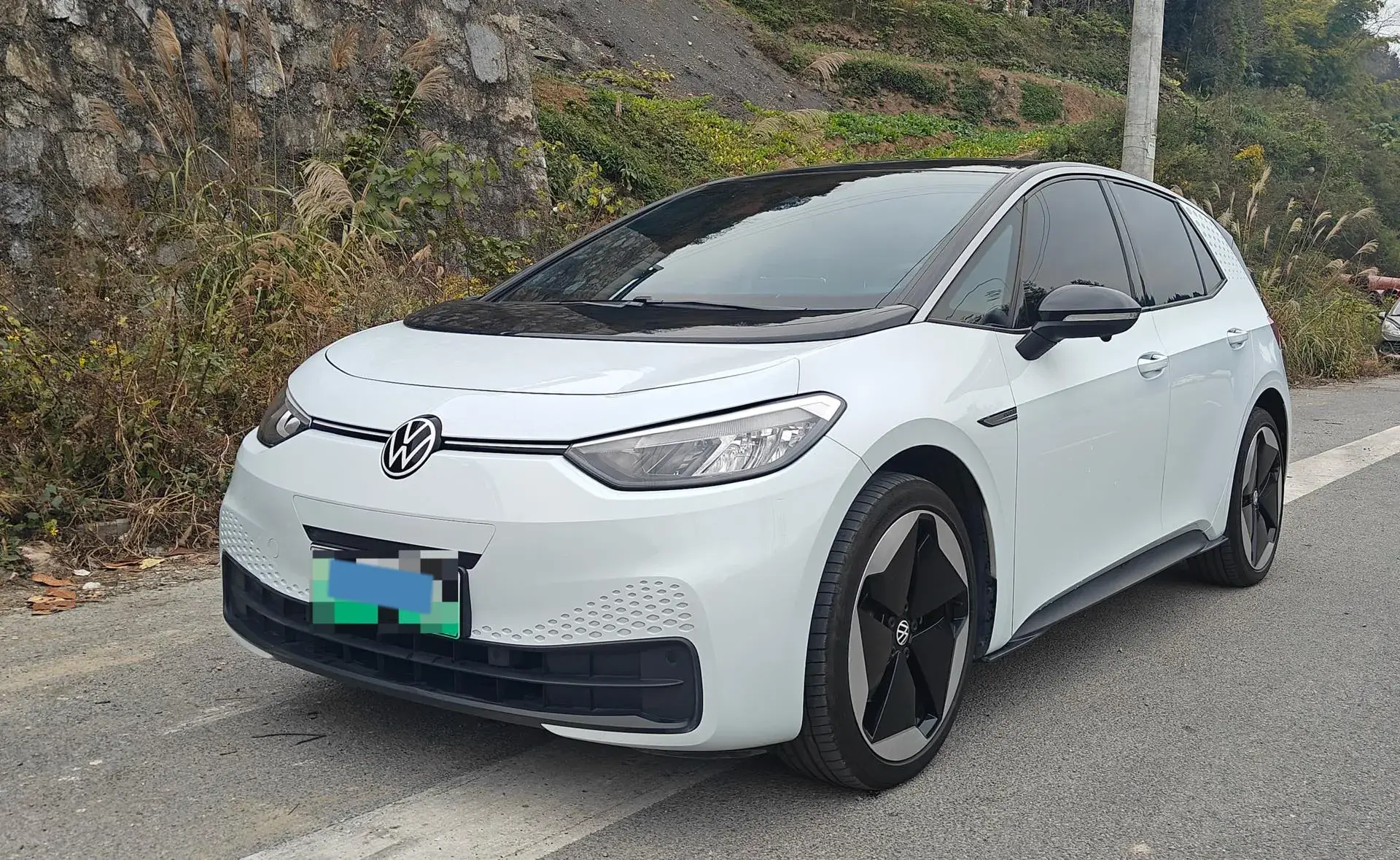 2023 VOLKSWAGEN GOLF view 1