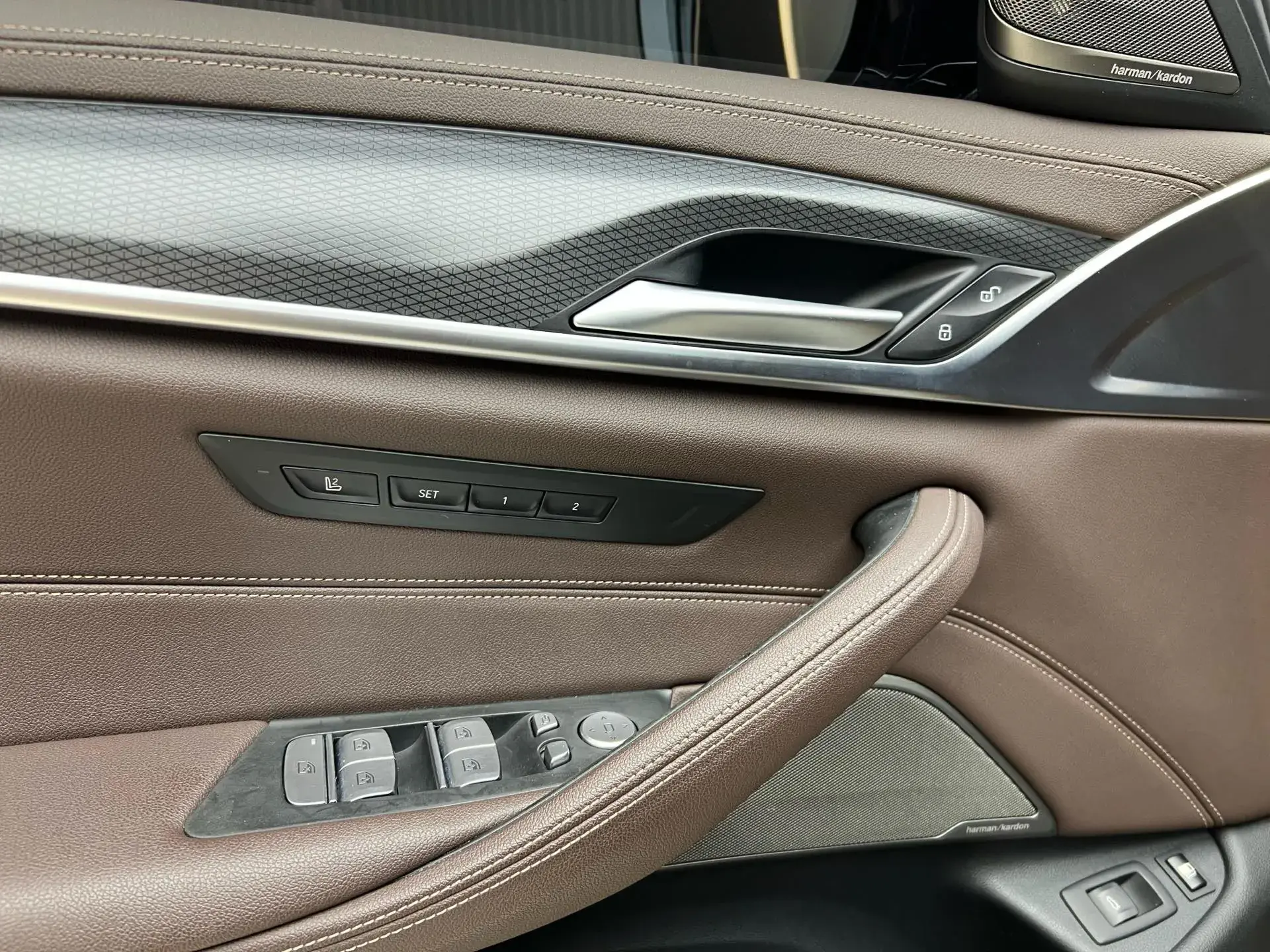 2021 BMW 5 thumbnail 3