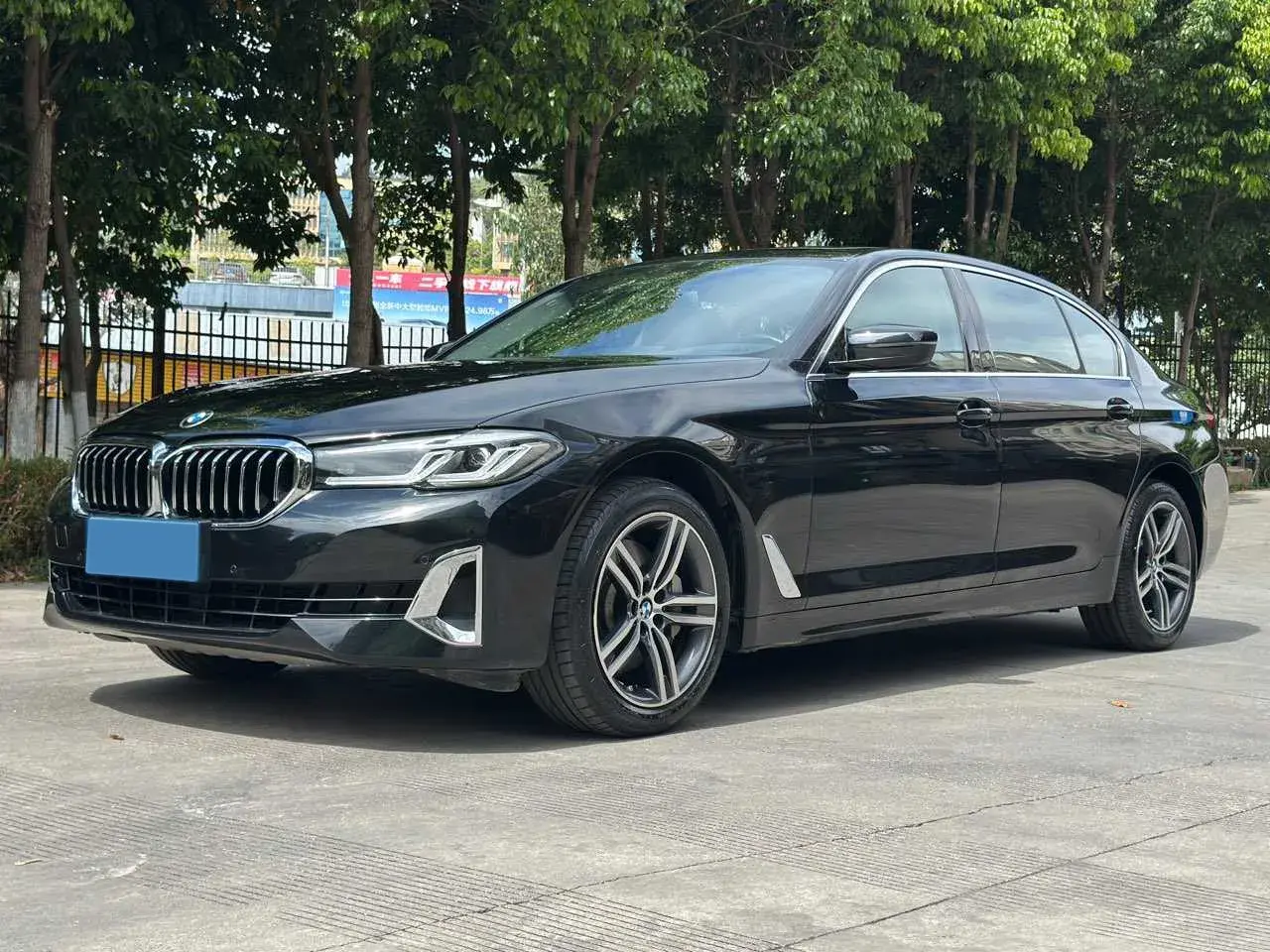2021 BMW 5 view 1