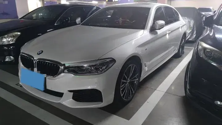 2020 BMW 5 view 1