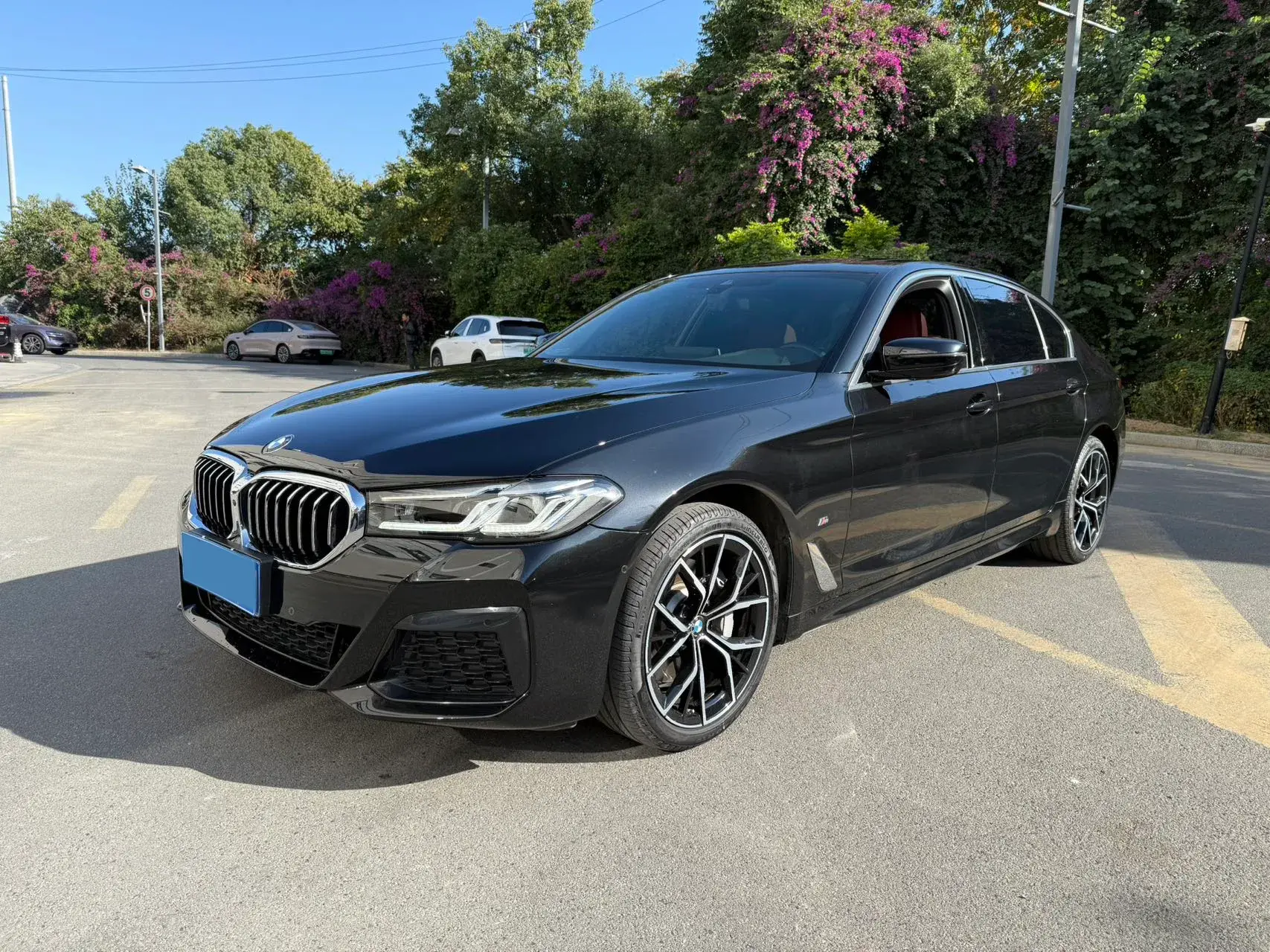 2022 BMW 5 view 1