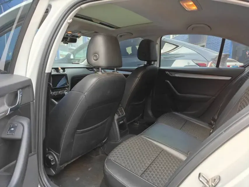 2019 SKODA OCTAVIA thumbnail 4