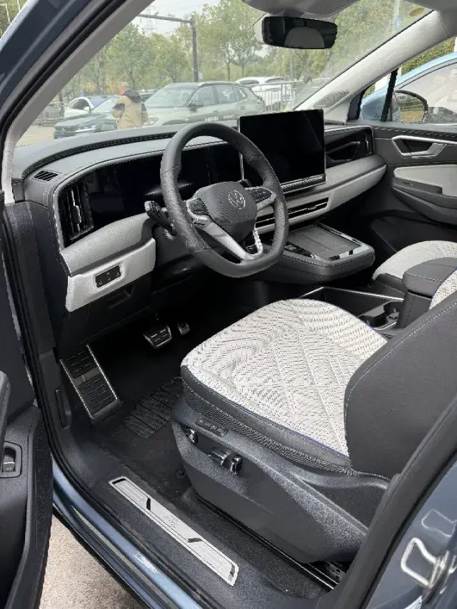 2023 VOLKSWAGEN TALAGON thumbnail 3