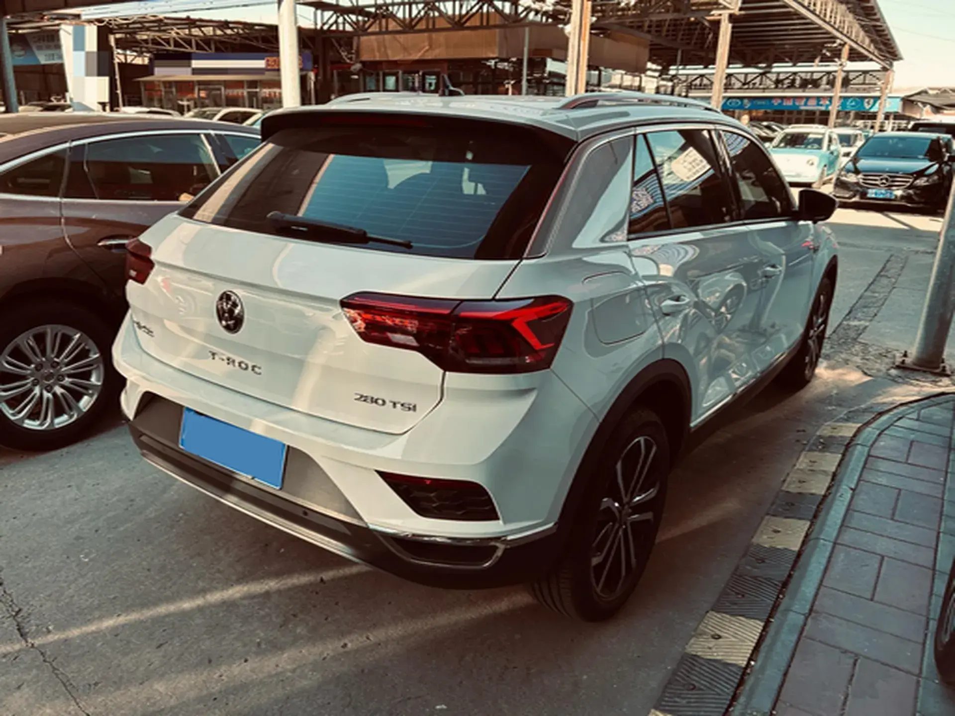 2021 VOLKSWAGEN T-ROC thumbnail 4