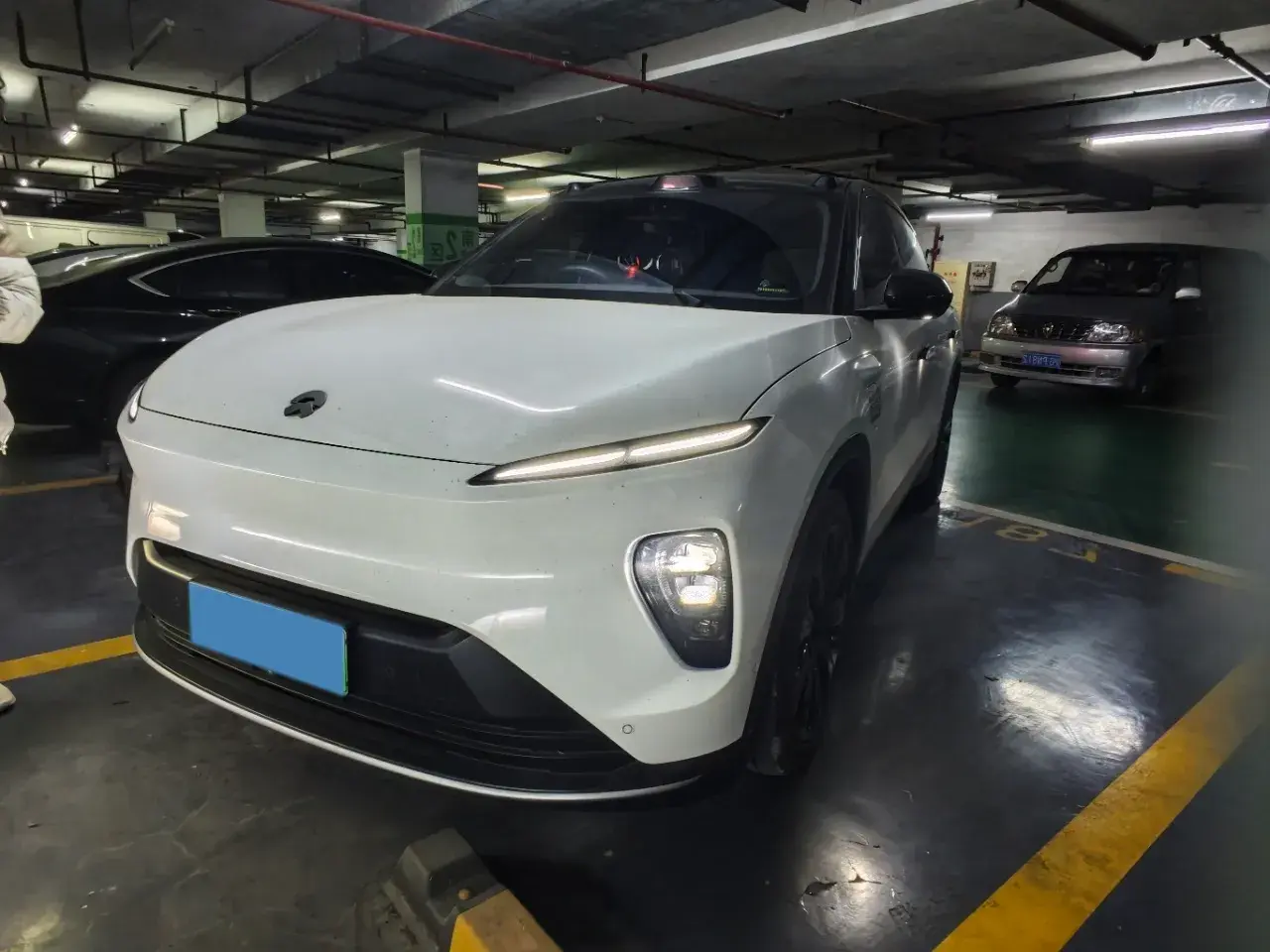 2023 NIO ES8 view 1