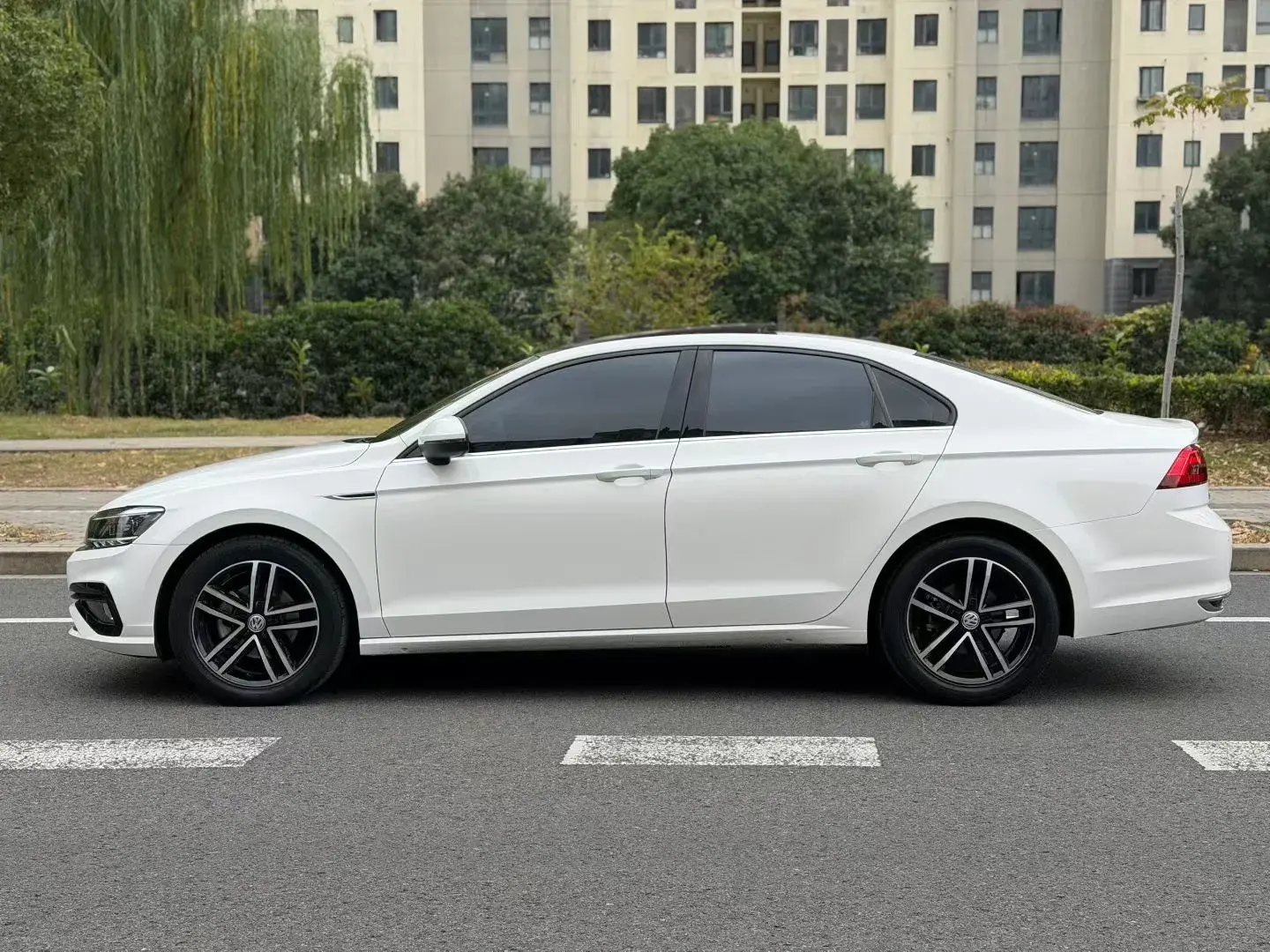 2019 VOLKSWAGEN PASSAT thumbnail 3